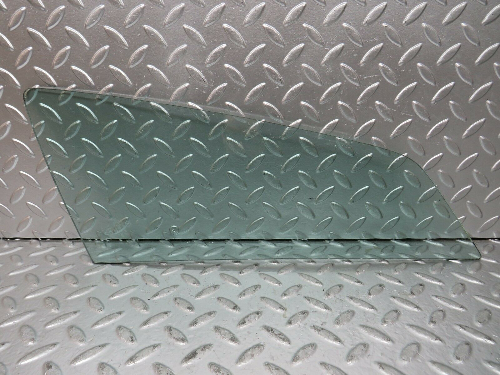 23750 Mercedes-Benz C107 450SLC Coupe Rear Right Quarter Window Glass