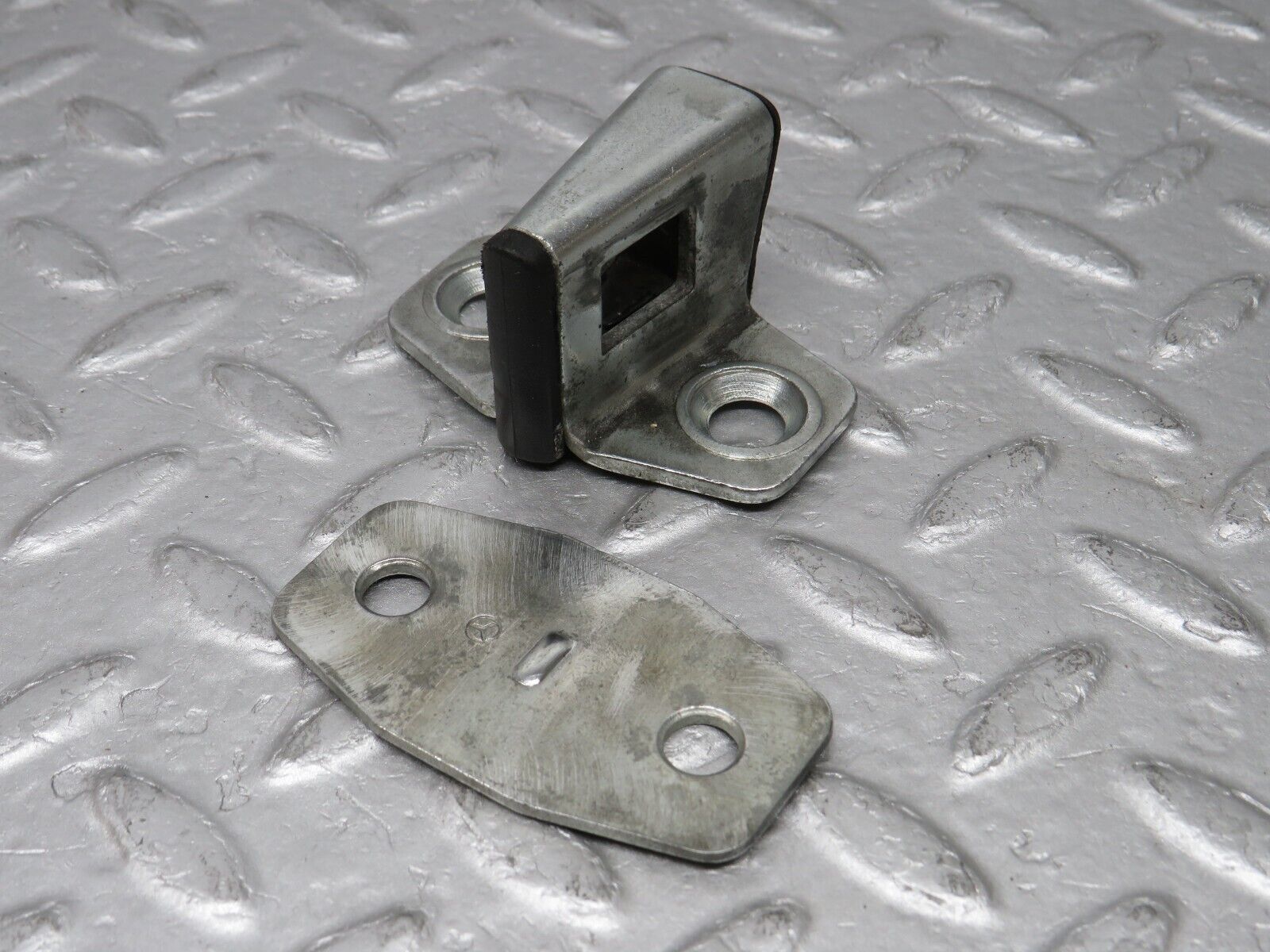 36614 Mercedes-Benz W201 190E 2.0L Door Lock Latch