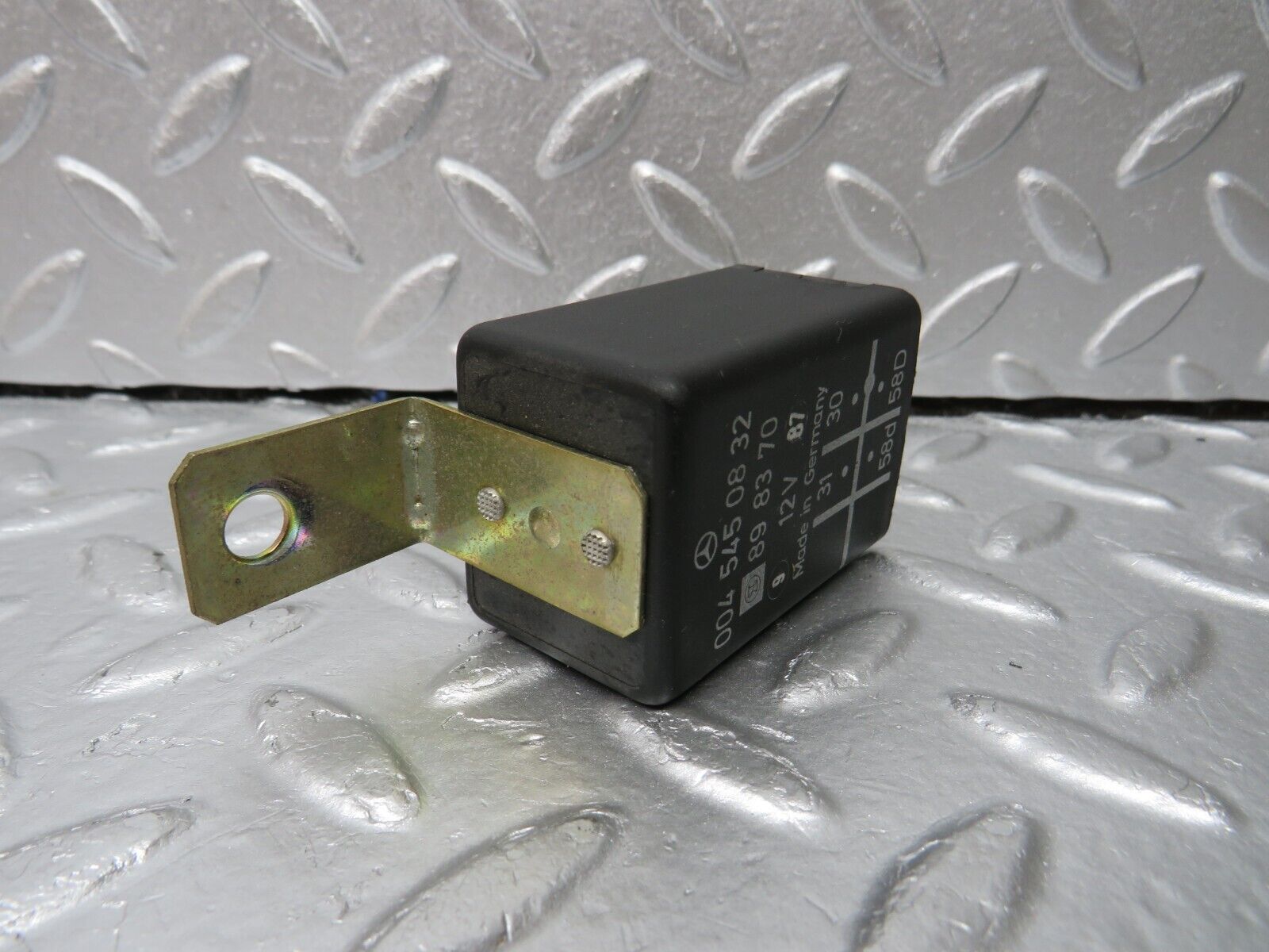 34055 Mercedes-Benz W124 260E Instrument Cluster Light Relay 0045450832