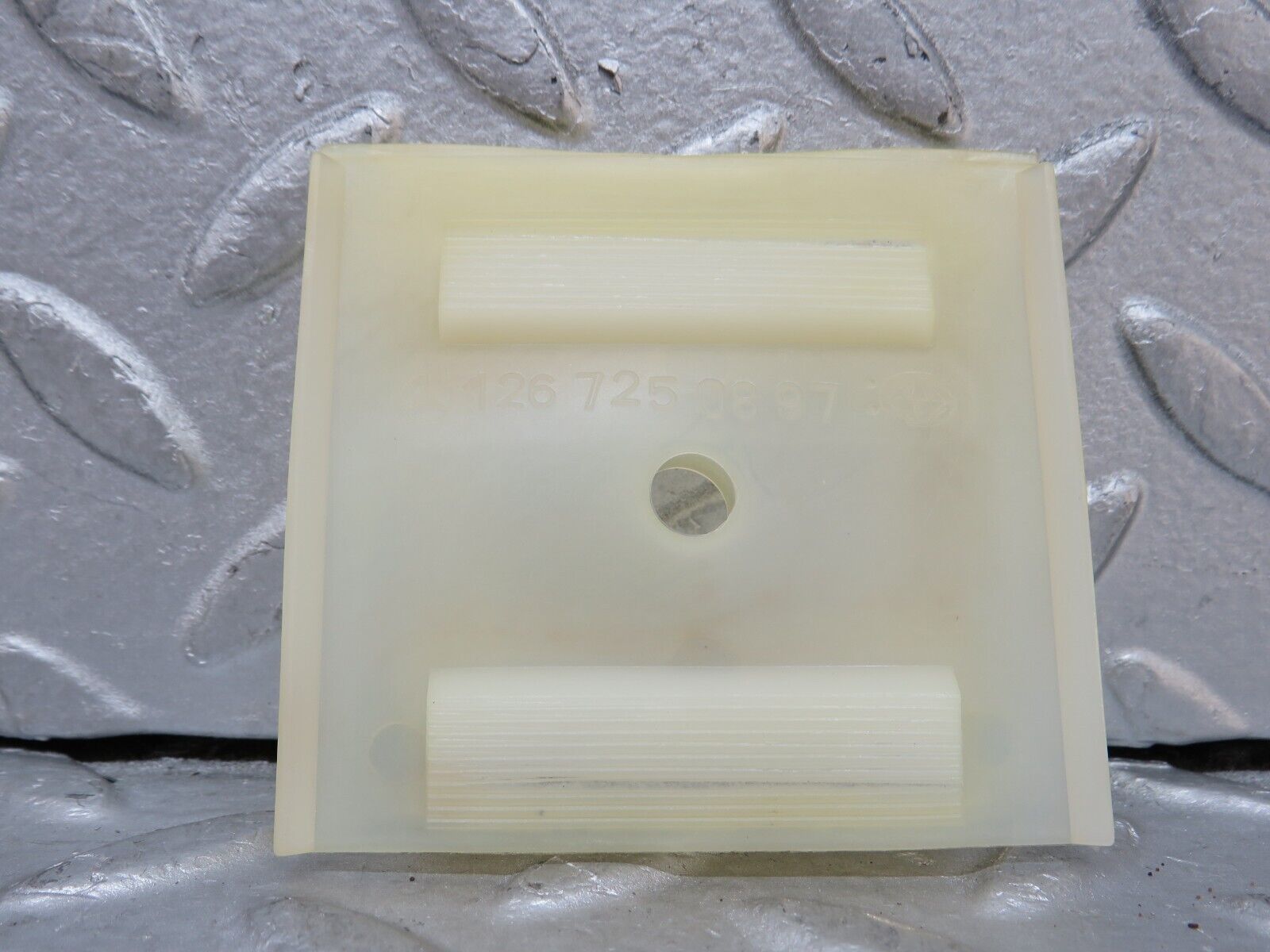 37816 Mercedes-Benz A124 320E Cabriolet Door Window Guide Bracket Plastic 2x 1267250897