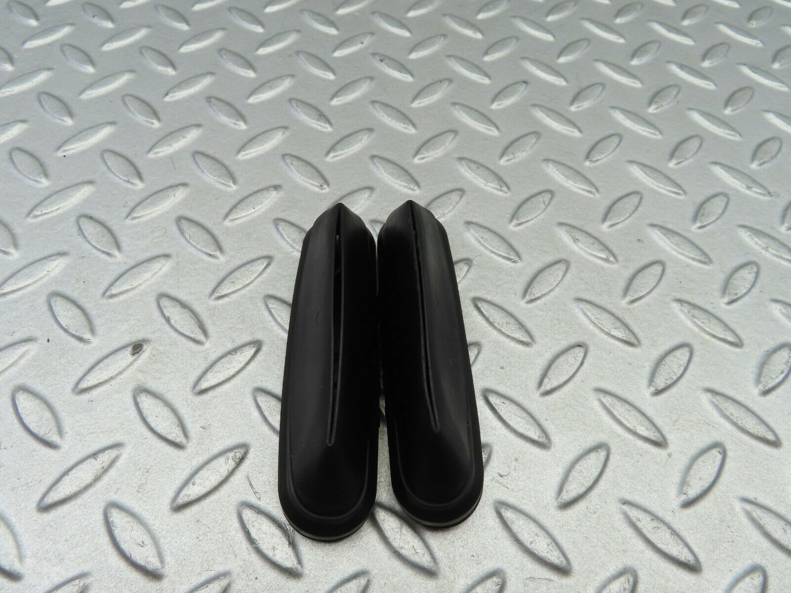 6215 Mercedes-Benz W126 380SE Dashboard Centre Air Vent Rubber Pair 1269970181