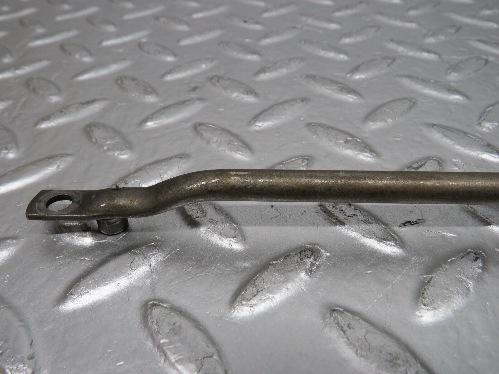 31076 Mercedes-Benz W123 200D Camshaft Oil Tube