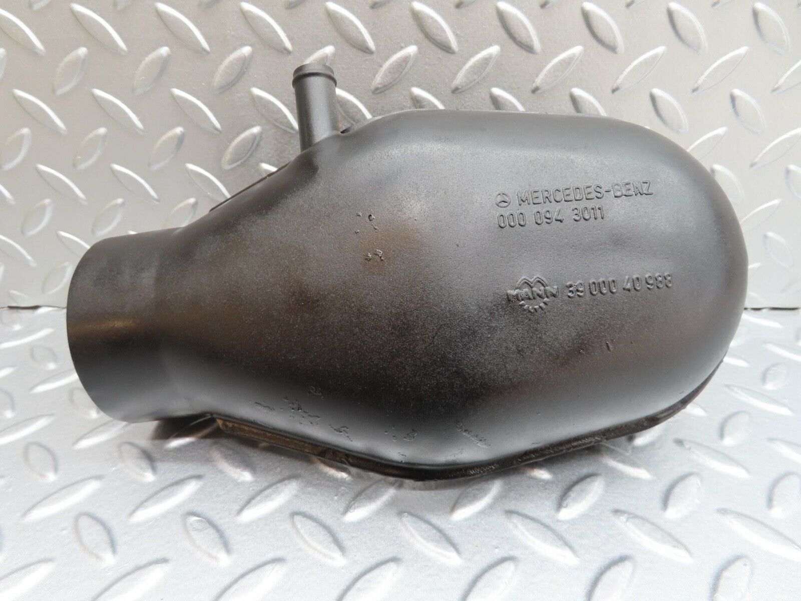 13926 Mercedes-Benz C107 280SLC Air Intake 0000943011