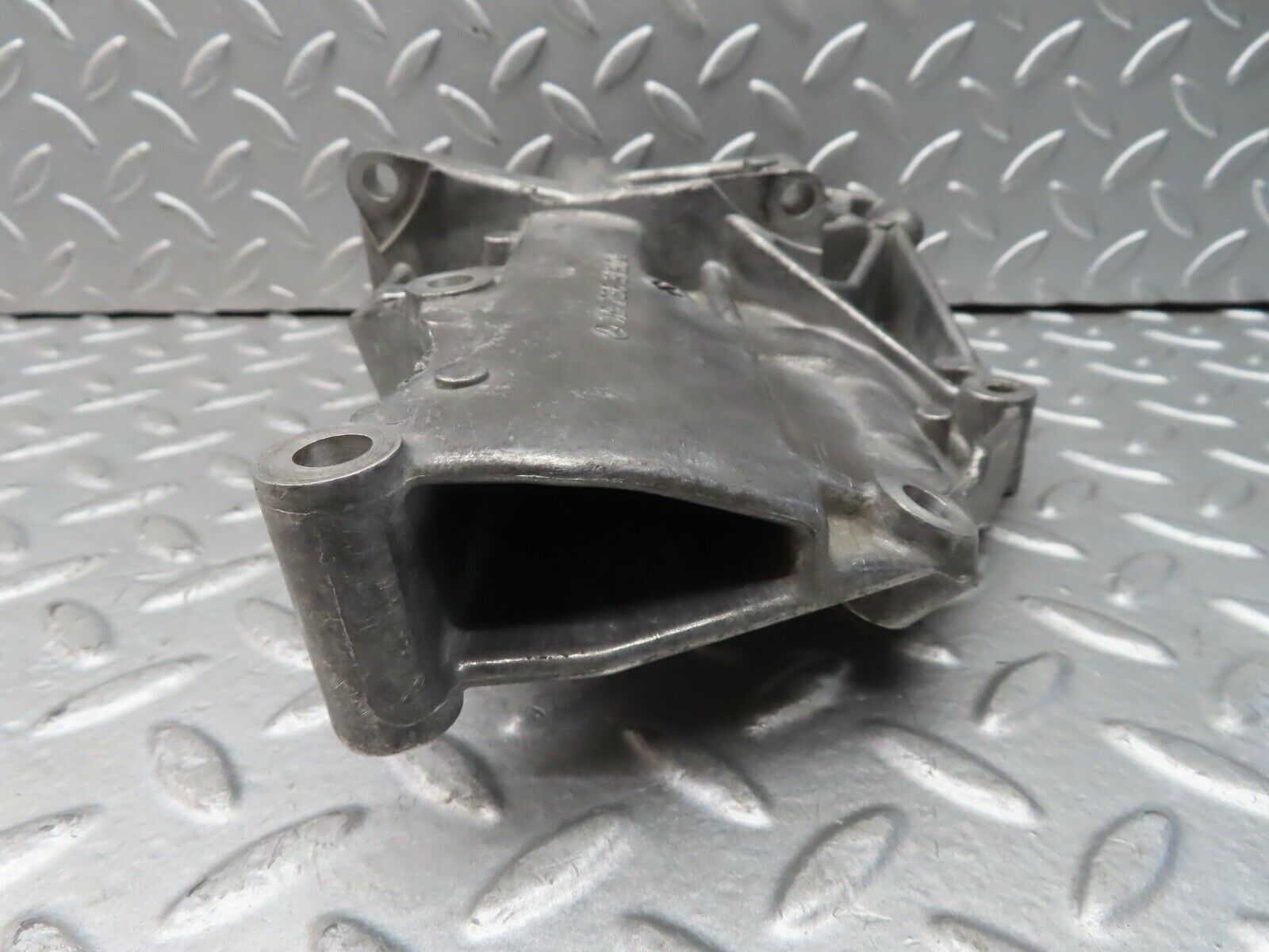 19555 Mercedes-Benz C140 CL420 Coupe AC Compressor Mount Bracket 1192363130