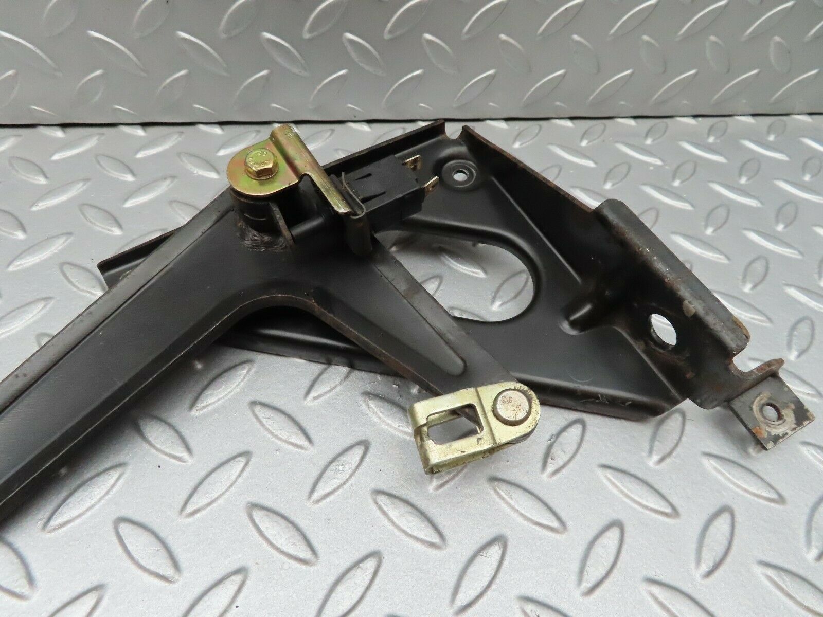 3789 Mercedes-Benz S123 200T Wagon Handbrake Regulator