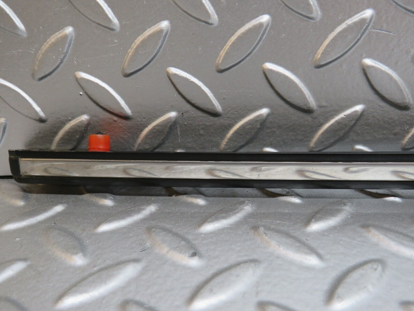 27959 Mercedes-Benz W123 280E Rear Left Fender Wing Centre Moulding Trim