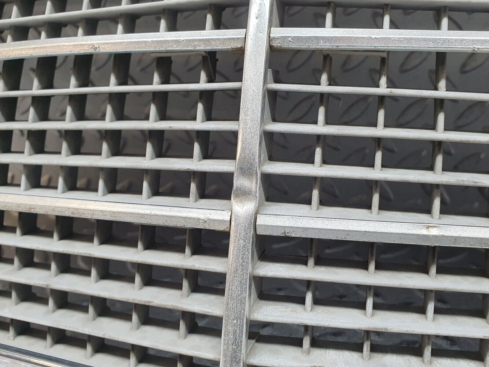 41221 Mercedes-Benz W126 300SE Bonnet Grill Chrome 1268880423