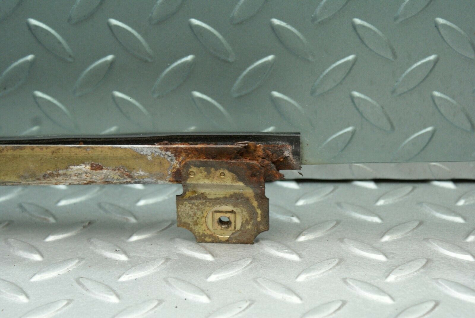 2561 Mercedes-Benz W116 350SE Front Left Door Glass