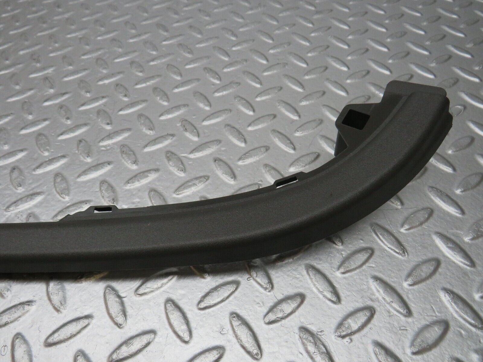 35285 Mercedes-Benz W221 Front Right Door Window Frame Trim 2217250271