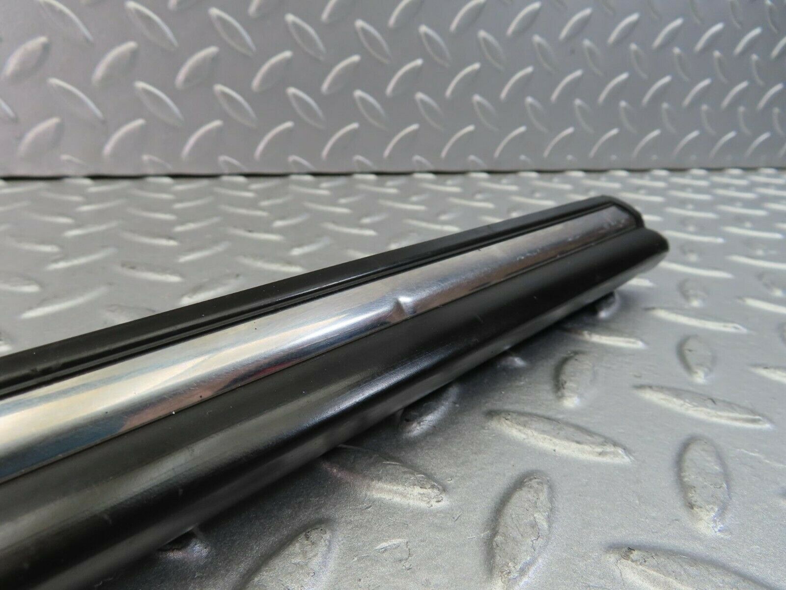 10292 Mercedes-Benz W116 Front Left Door Centre Moulding Trim