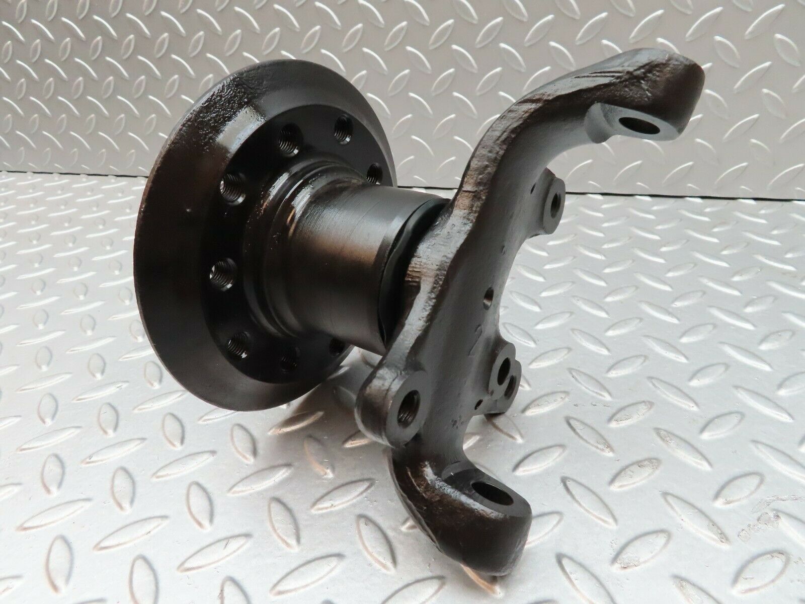 3428 Mercedes-Benz W115 220D Front Right Wheel Hub