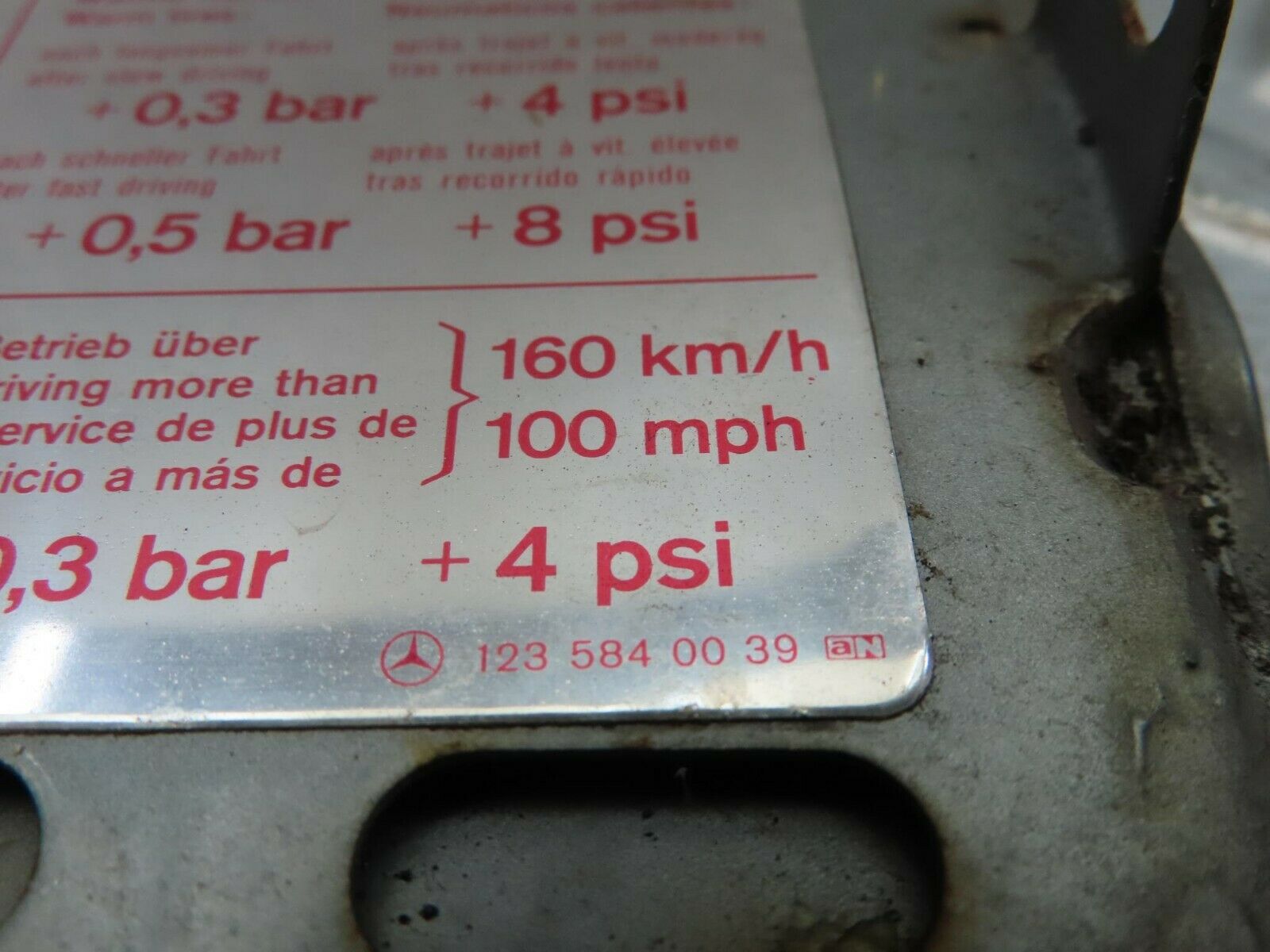 9550 Mercedes-Benz C123 280CE Coupe Fuel Tank Flap Cap 1235840039