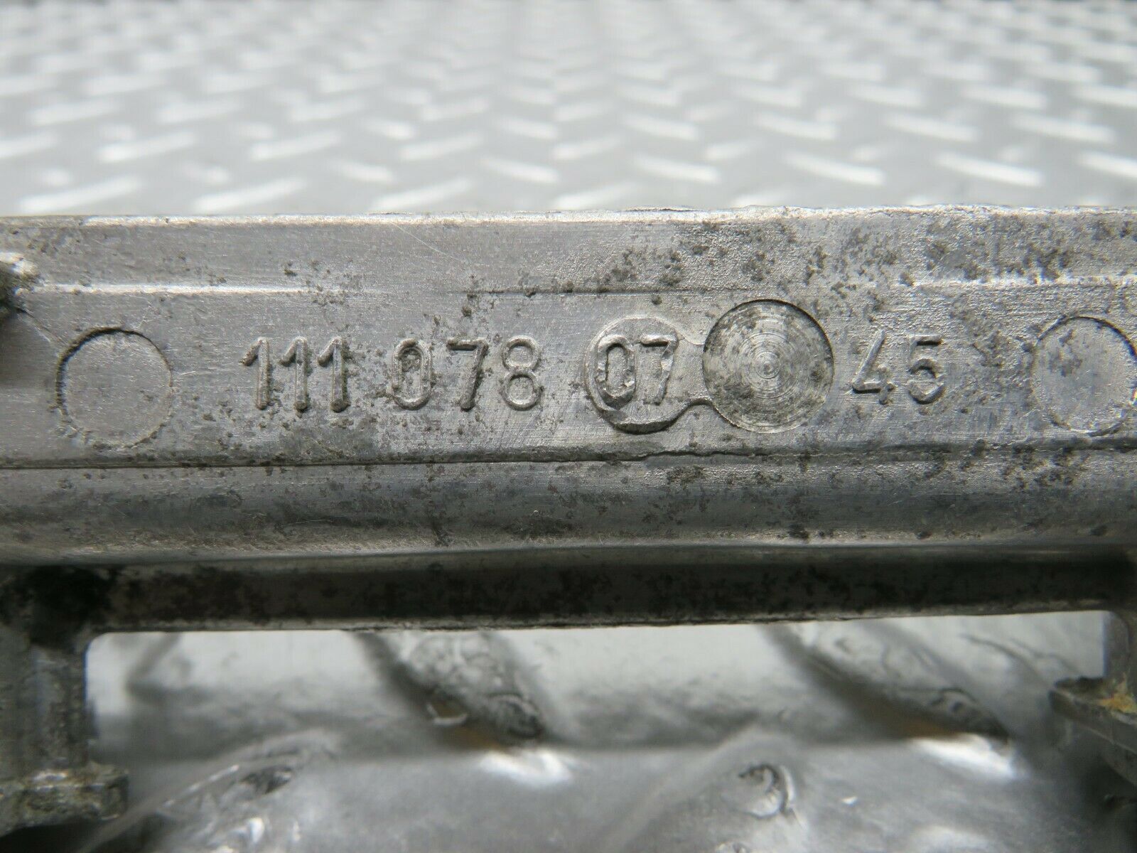 22571 Mercedes-Benz C124 E220 Coupe Fuel Injector Rail 1110780745