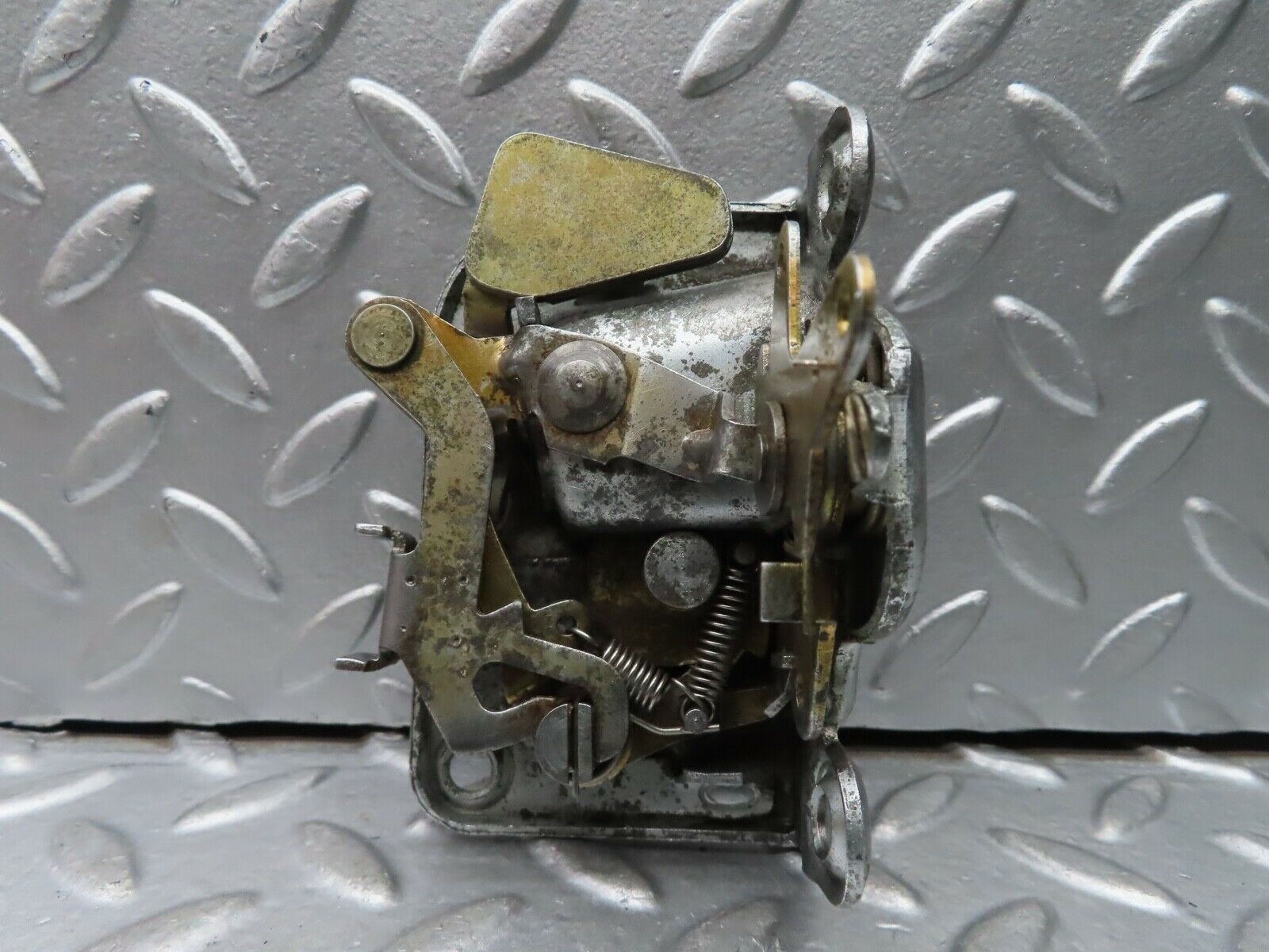 20980 Mercedes-Benz W114 250CE Coupe Right Door Lock Mechanism