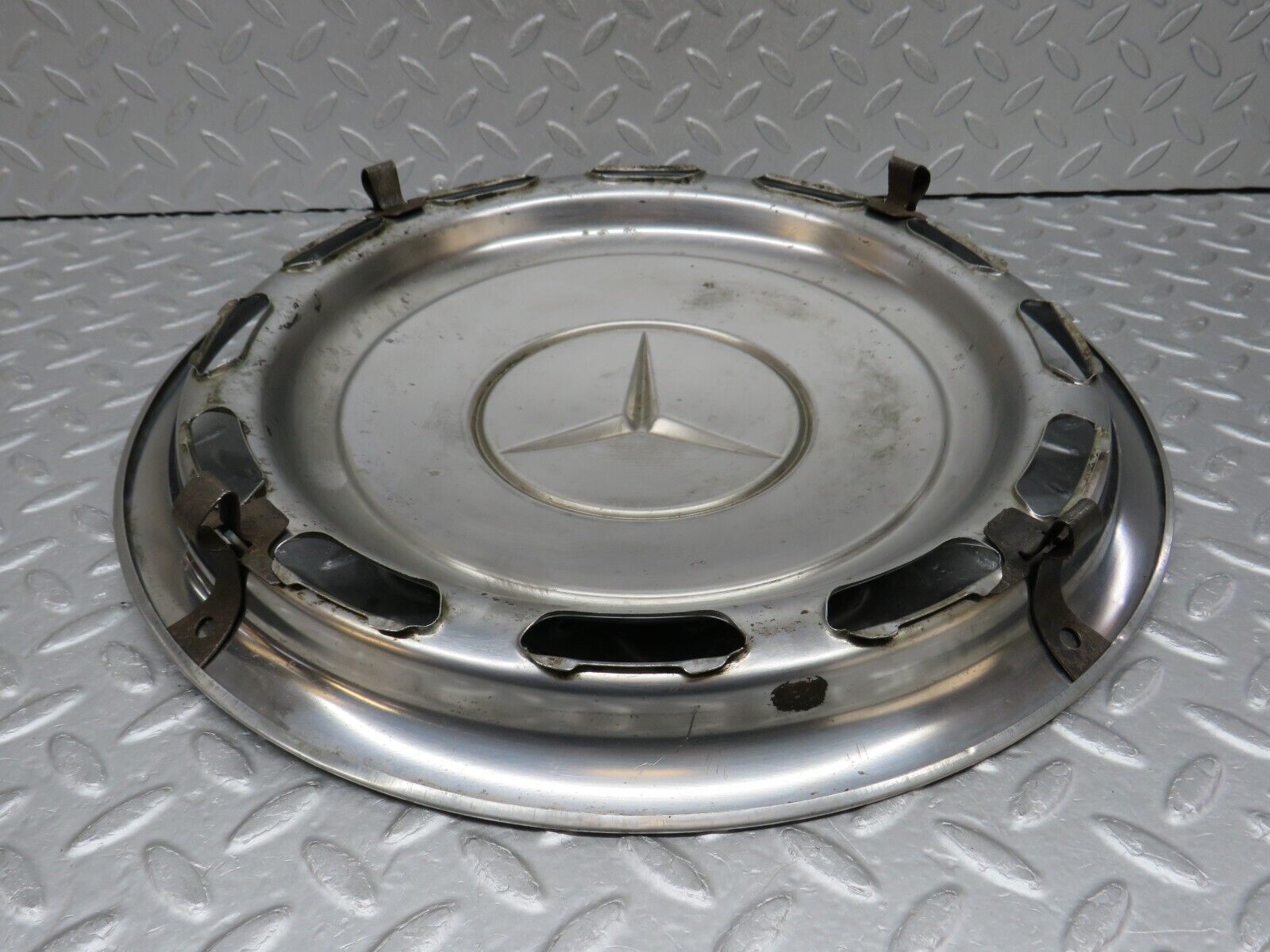 37464 Mercedes-Benz W109 300SEL Wheel Hub Cap 14"