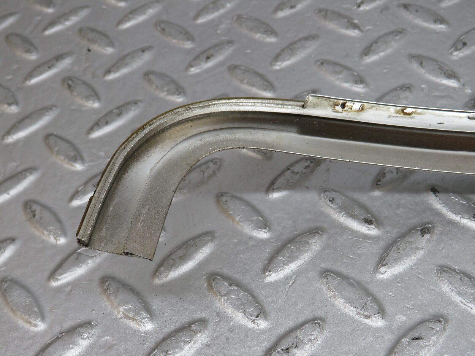 36311 Mercedes-Benz W126 420SE Front Windscreen Top Chrome Frame Trim
