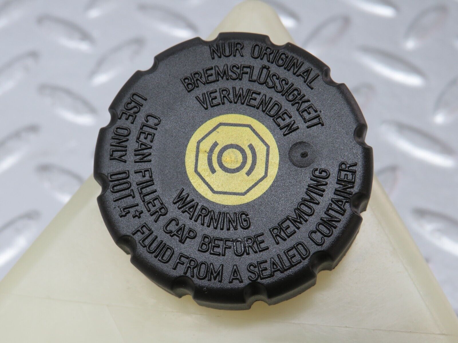 31309 Mercedes-Benz S124 220TE Brake Fluid Reservoir Tank 2024300002