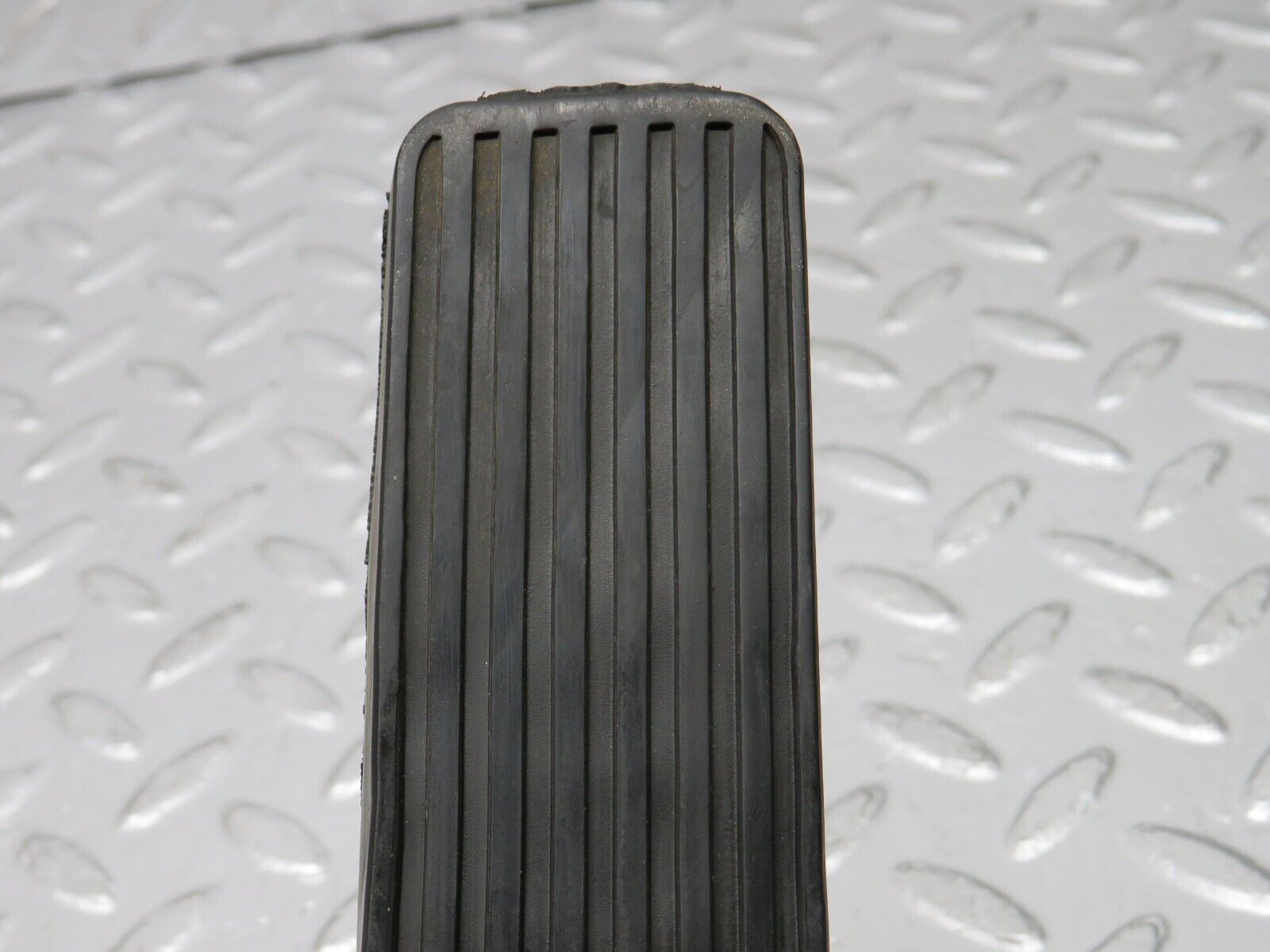 30386 Mercedes-Benz W124 230E Accelerator Pedal & Rubber 1233010082 1263000504