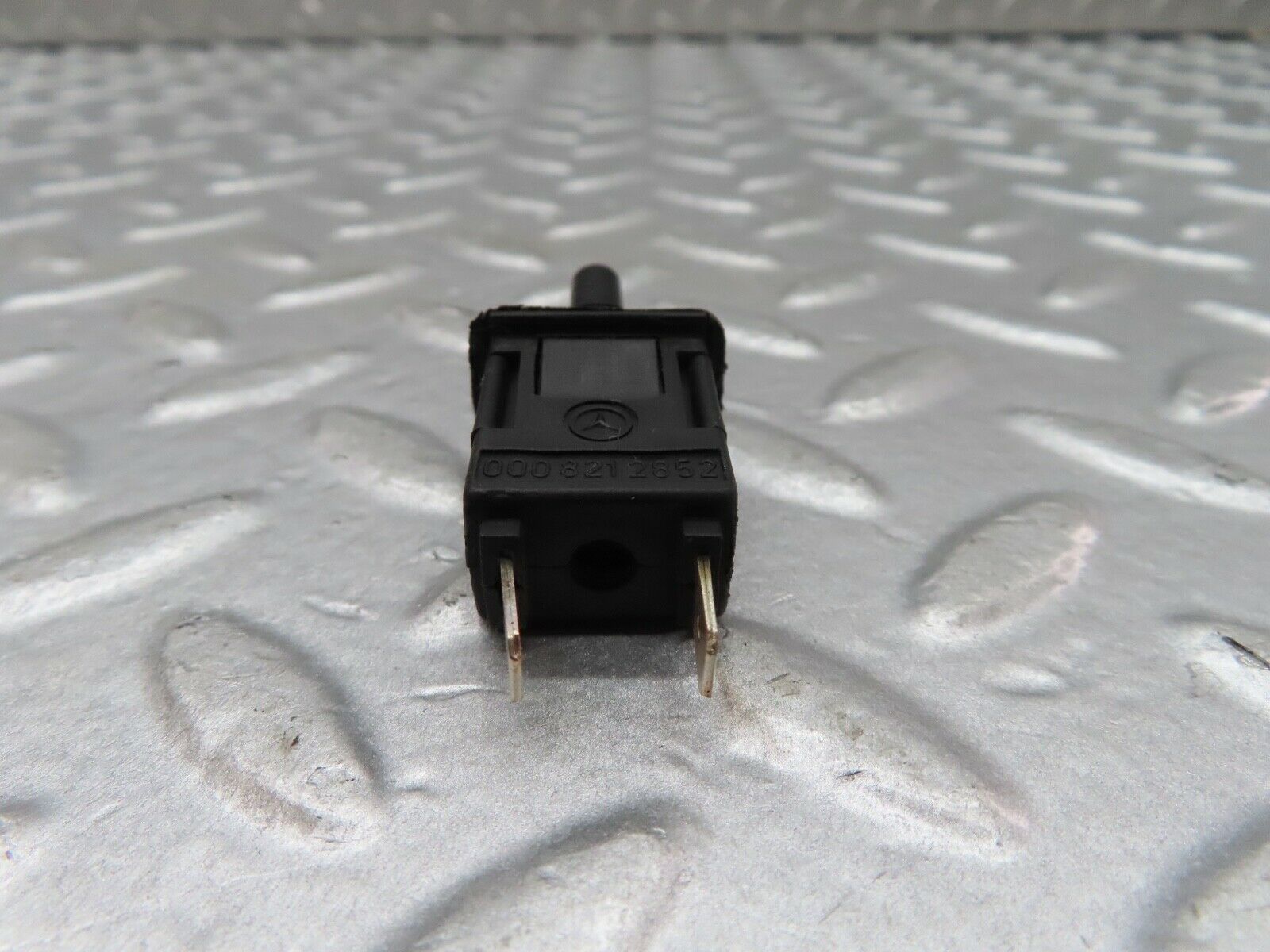 18087 Mercedes-Benz W123 200 Door Contact Switch 0008212852