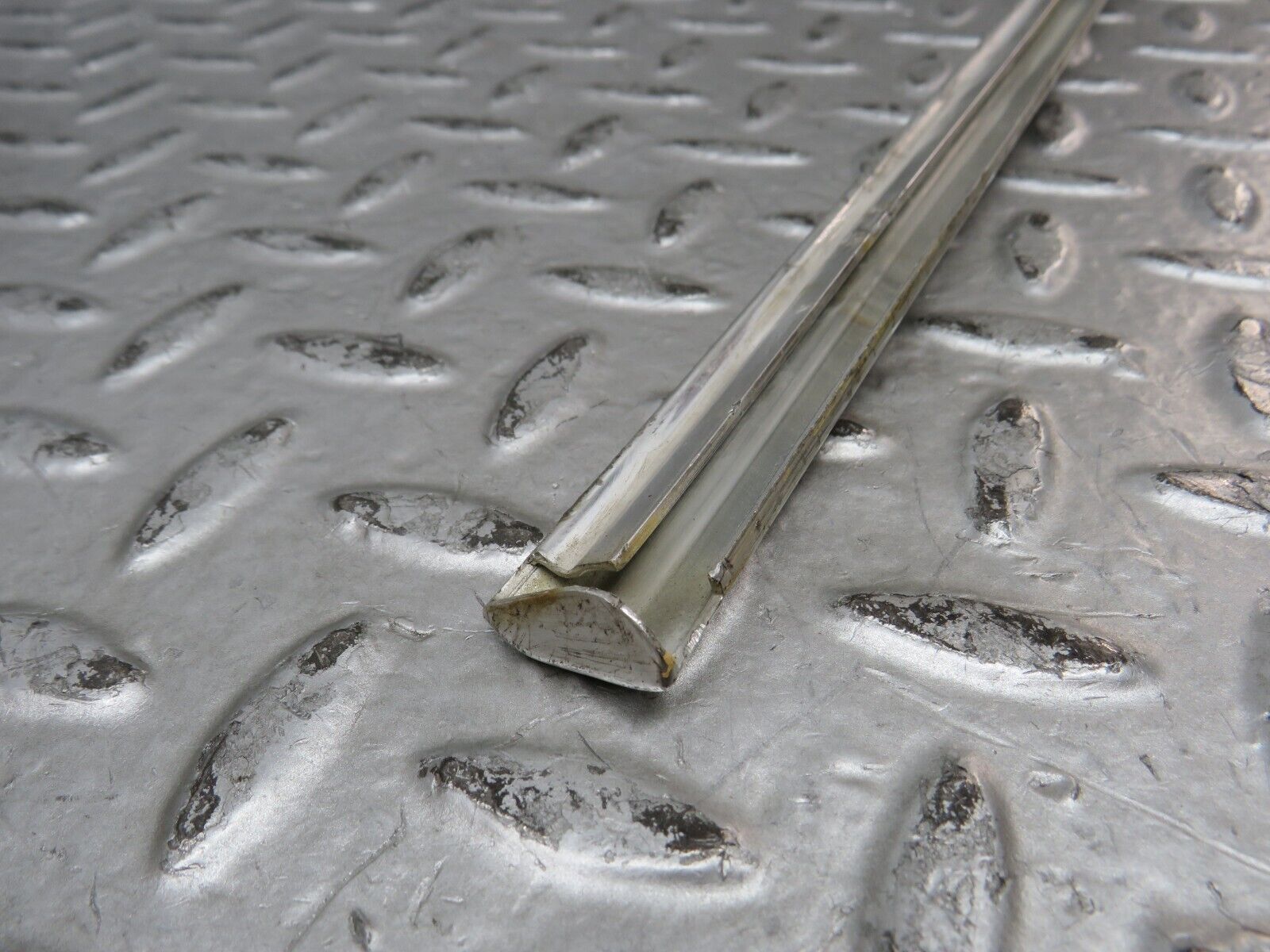 28884 Mercedes-Benz W123 230E Front Right Door Chrome Moulding Trim