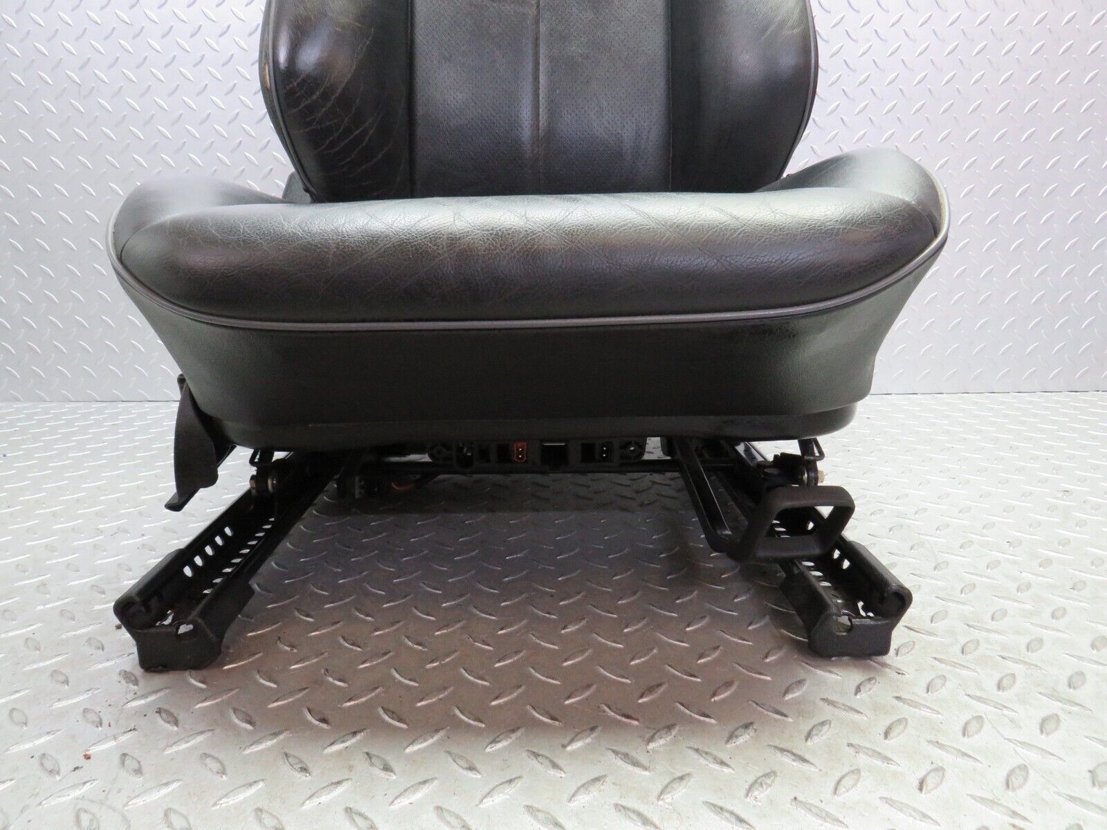 34800 Mercedes-Benz W210 320E Electric Front Right Seat Black Leather