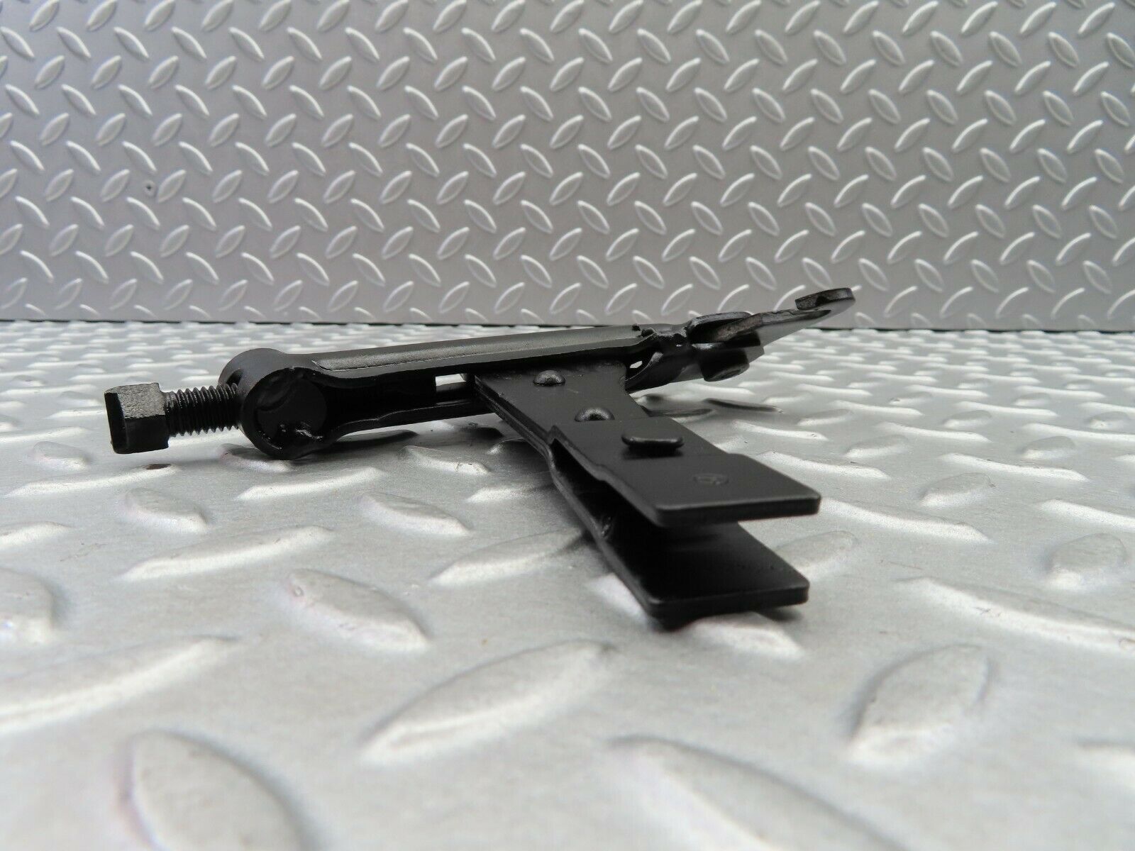 5967 Mercedes-Benz W123 200 Handbrake Adjusting Handbrake Regulator