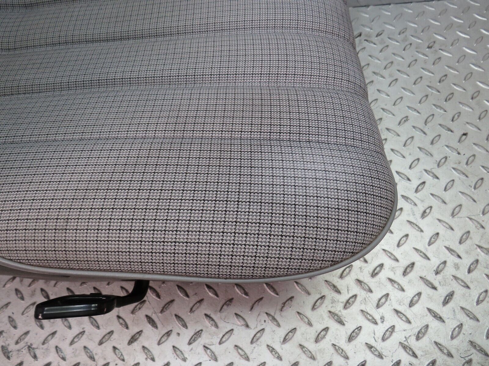 33706 Mercedes-Benz W201 190E 2.0L Front Right Driver Seat