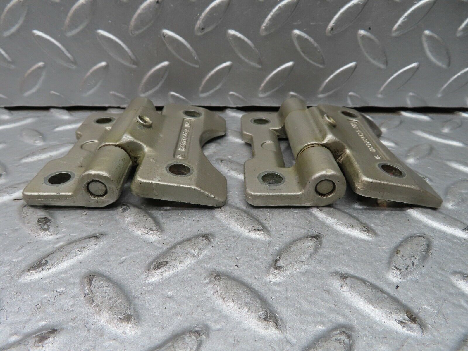 21488 Mercedes-Benz W126 300SE Door Hinges Pair 1237200037