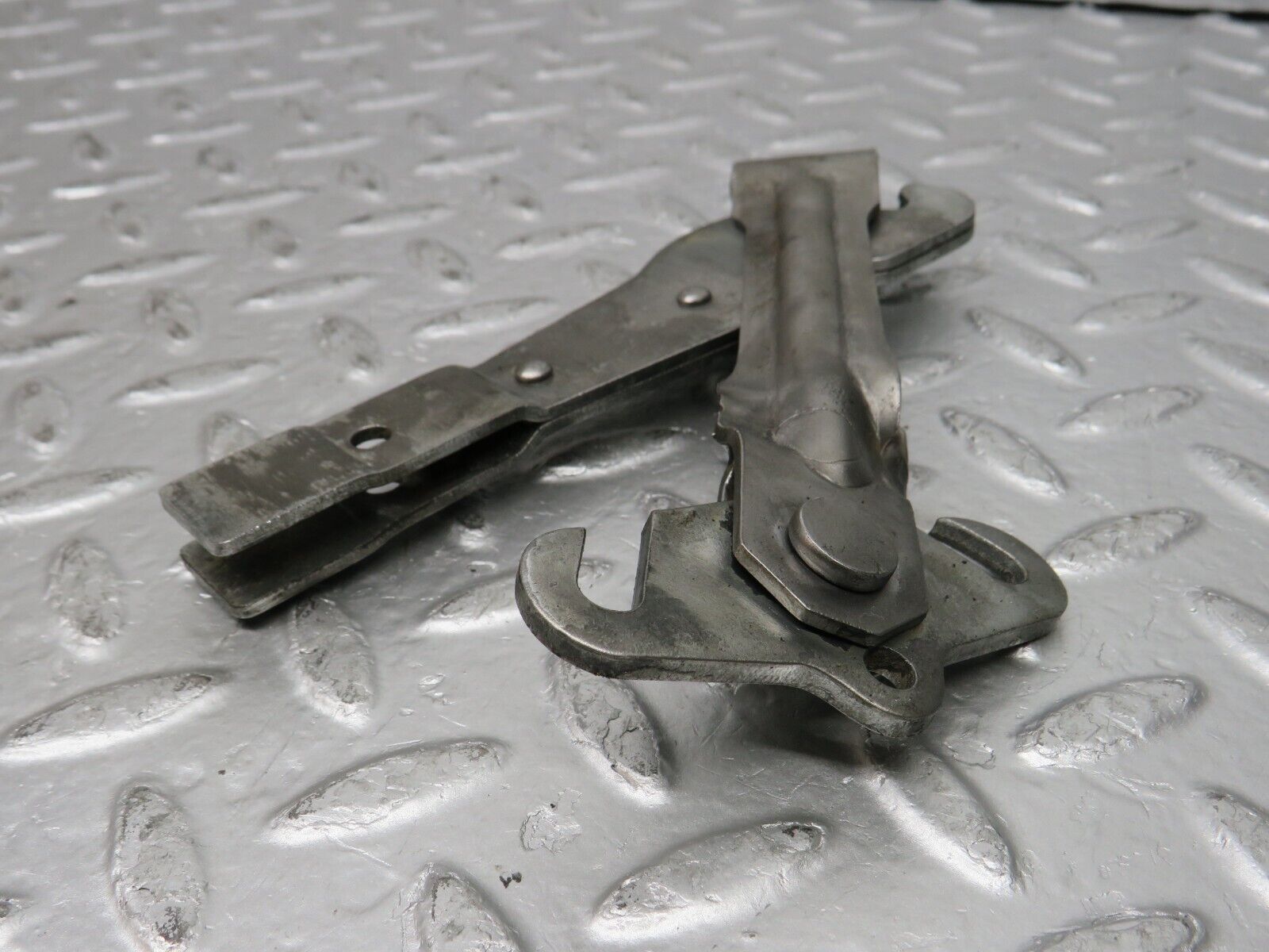 31156 Mercedes-Benz W123 200D Handbrake Adjusting Handbrake Regulator