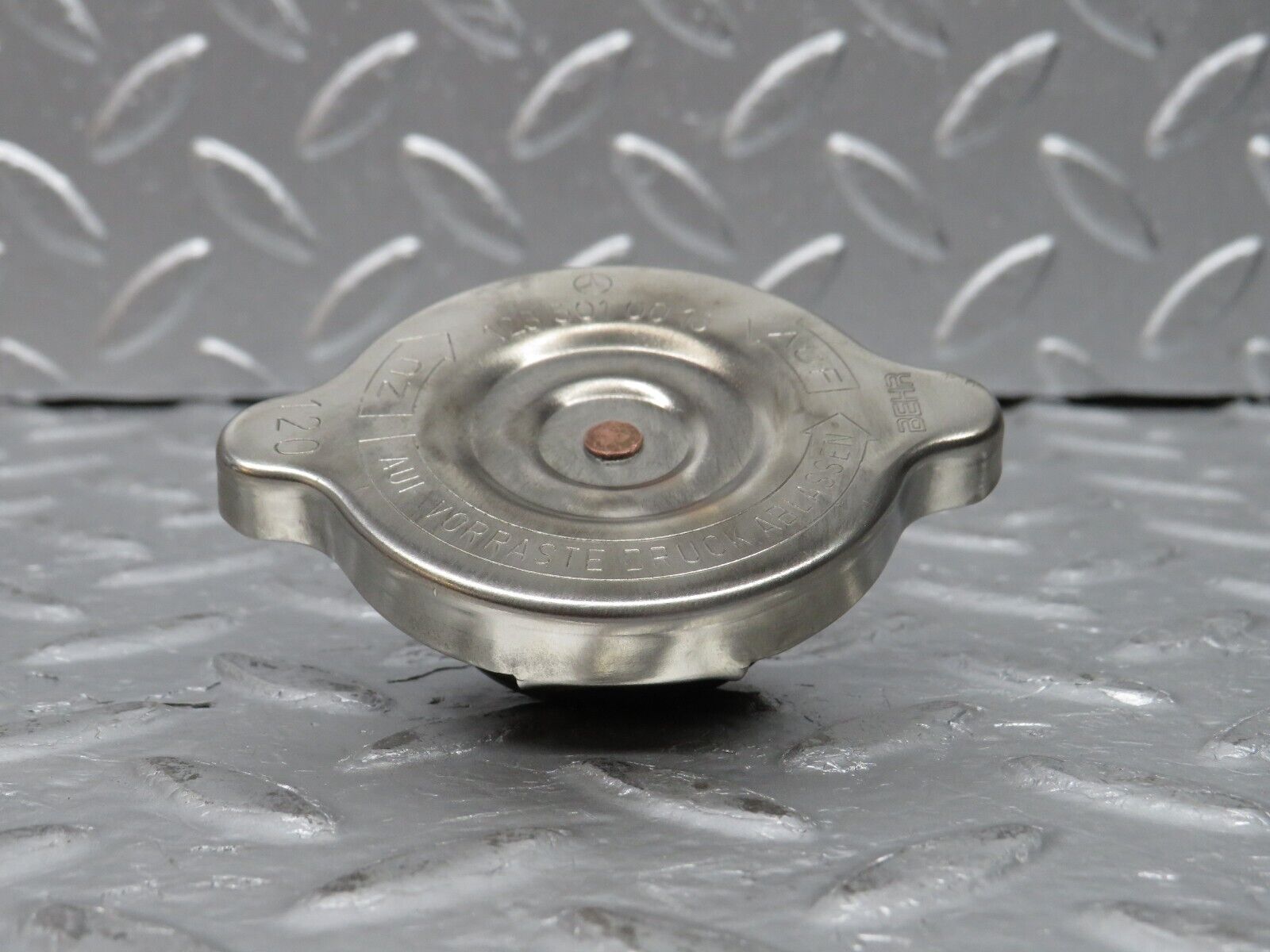 31072 Mercedes-Benz W123 200D Radiator Cap Behr 1235010015