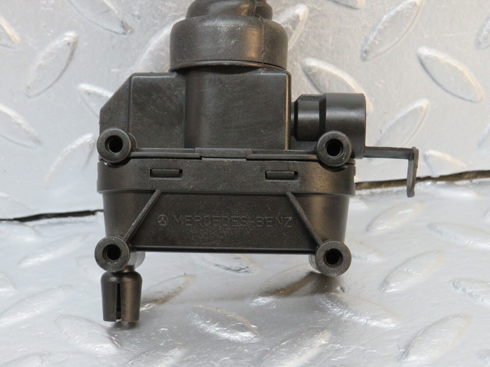 39739 Mercedes-Benz R129 320SL Coupe Door Lock Vacuum Actuator