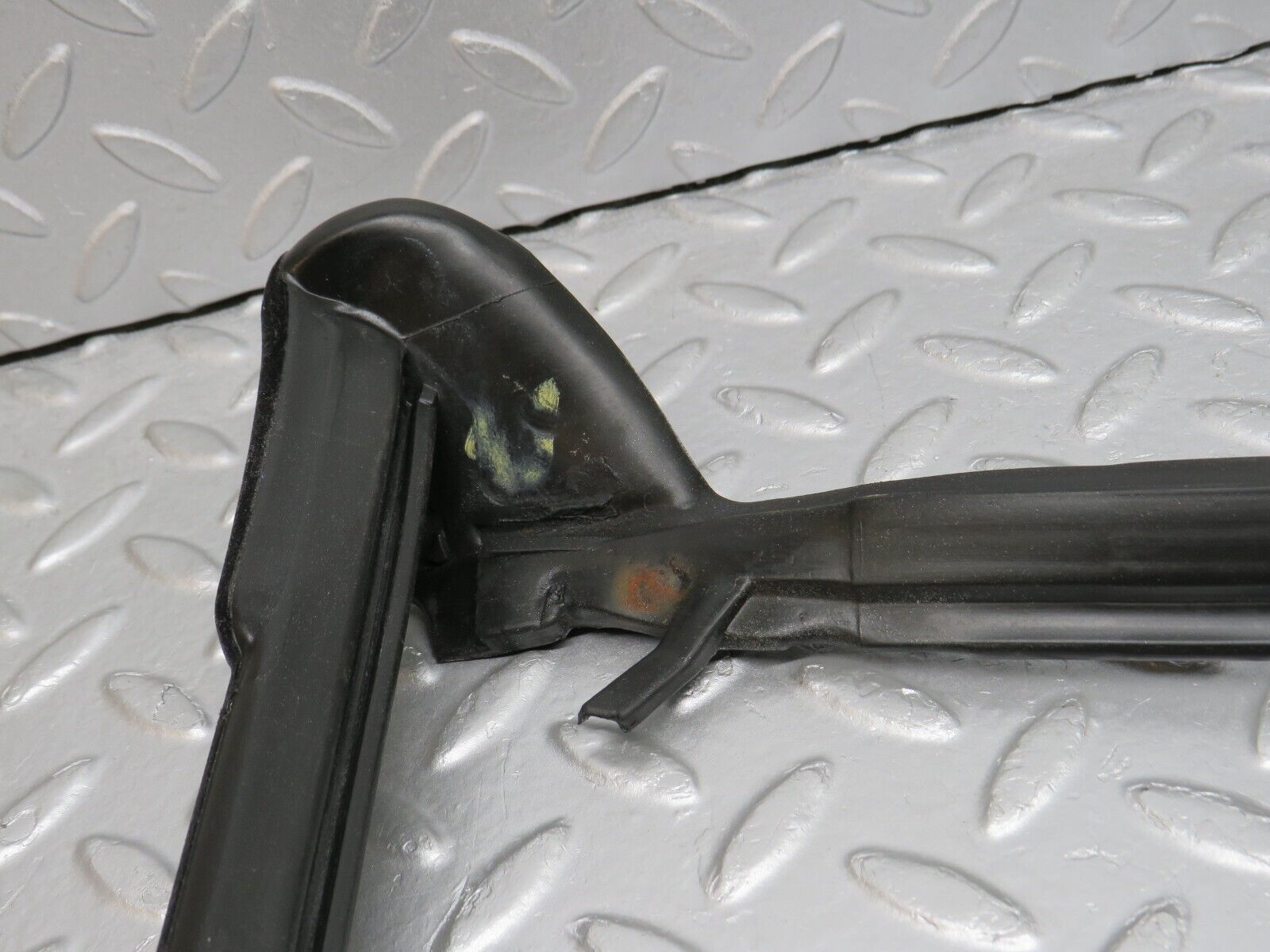 38606 Mercedes-Benz R129 280SL Coupe Front Windscreen Rubber Seal