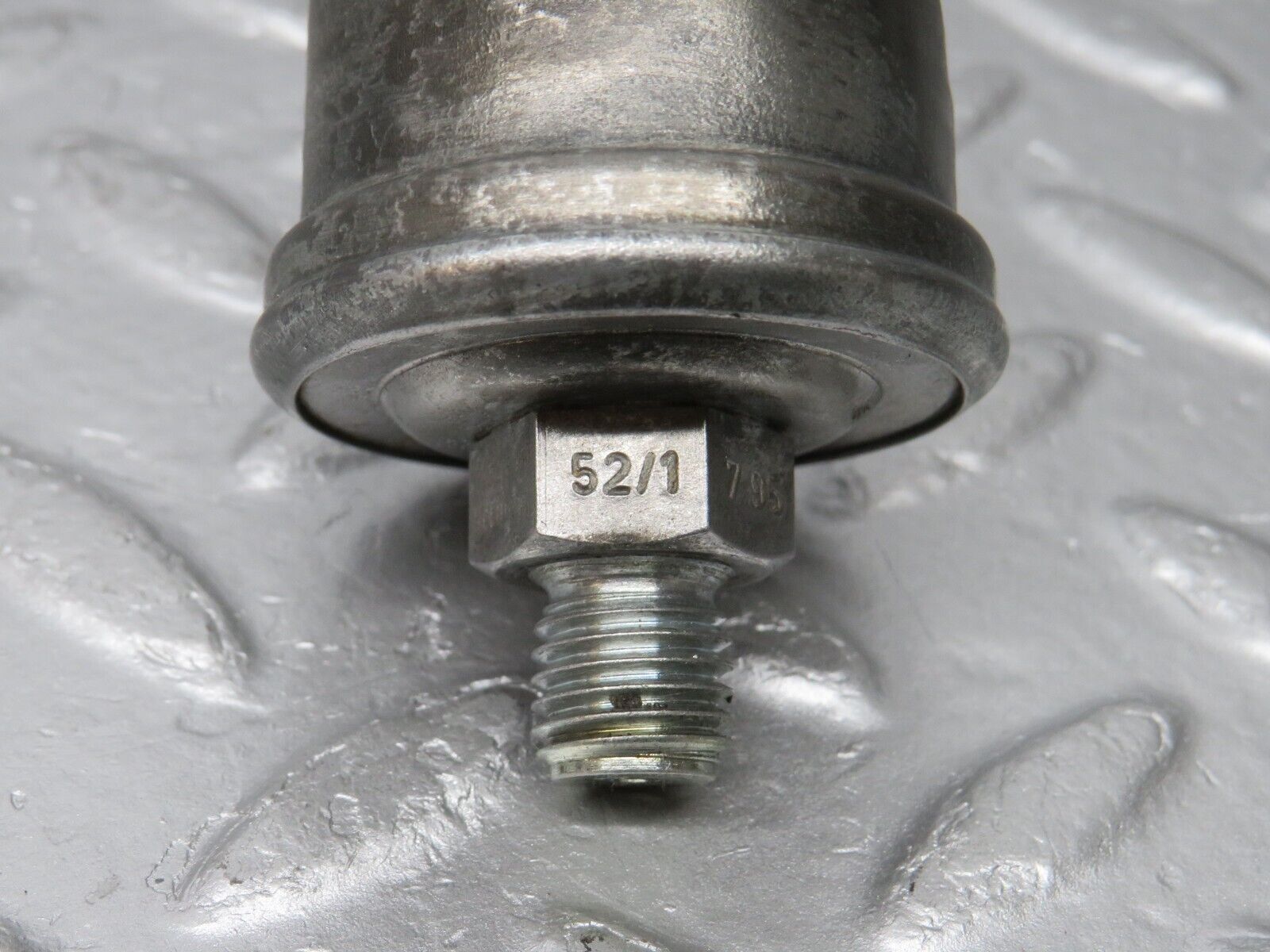 39152 Mercedes-Benz W201 190E 2.6L Oil Pressure Sensor VDO