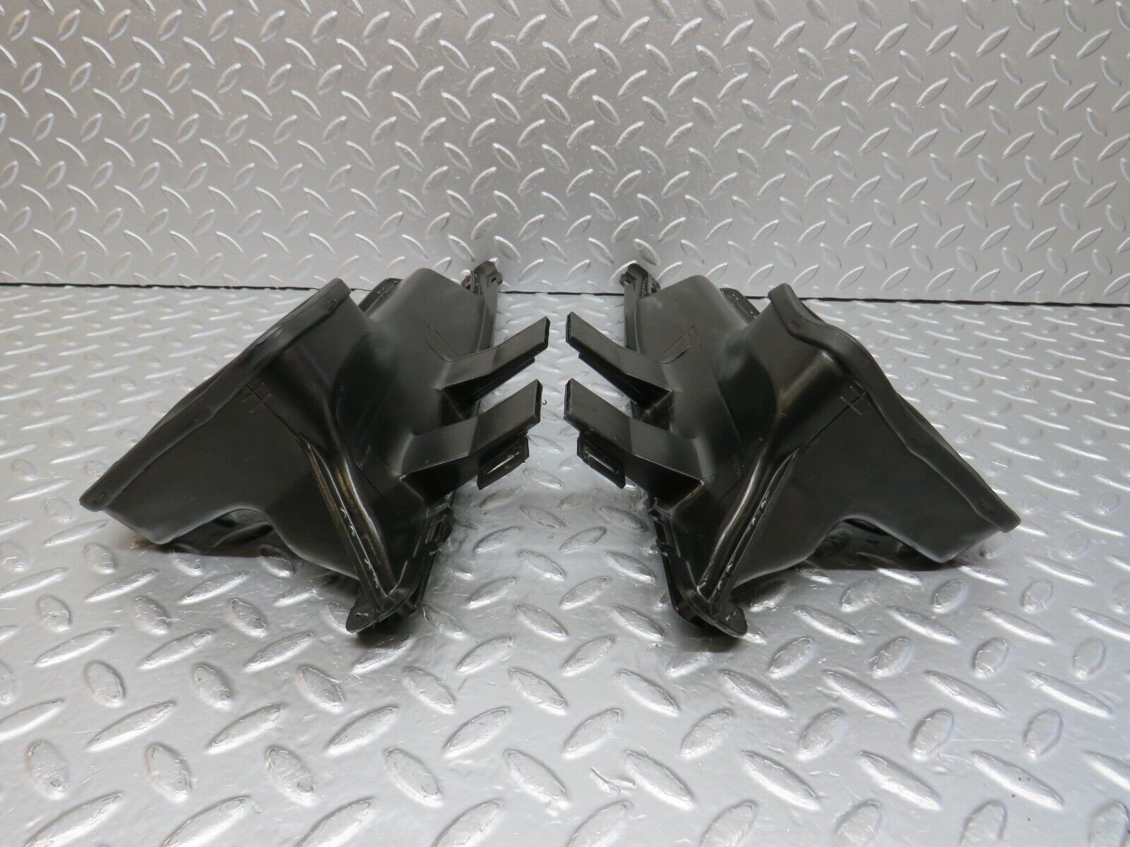 32434 Mercedes-Benz S124 300TE Wagon Air Duct Vent Pair