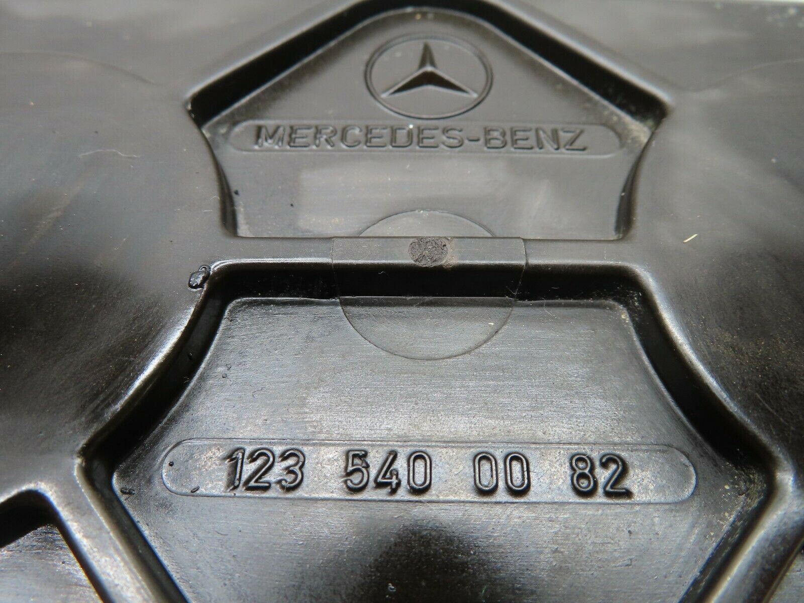 17973 Mercedes-Benz W123 200 Fuse Box Cover Lid 1235400082/1235450200