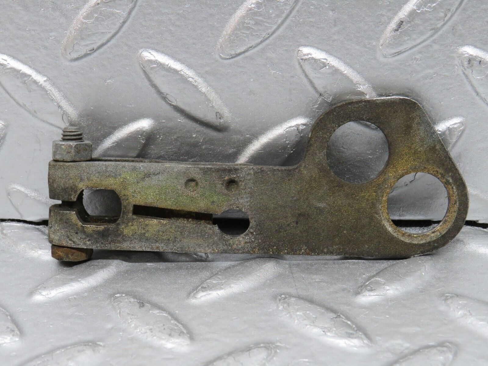 33134 Mercedes-Benz W126 380 V8 M116 Gearbox Linkage Bracket