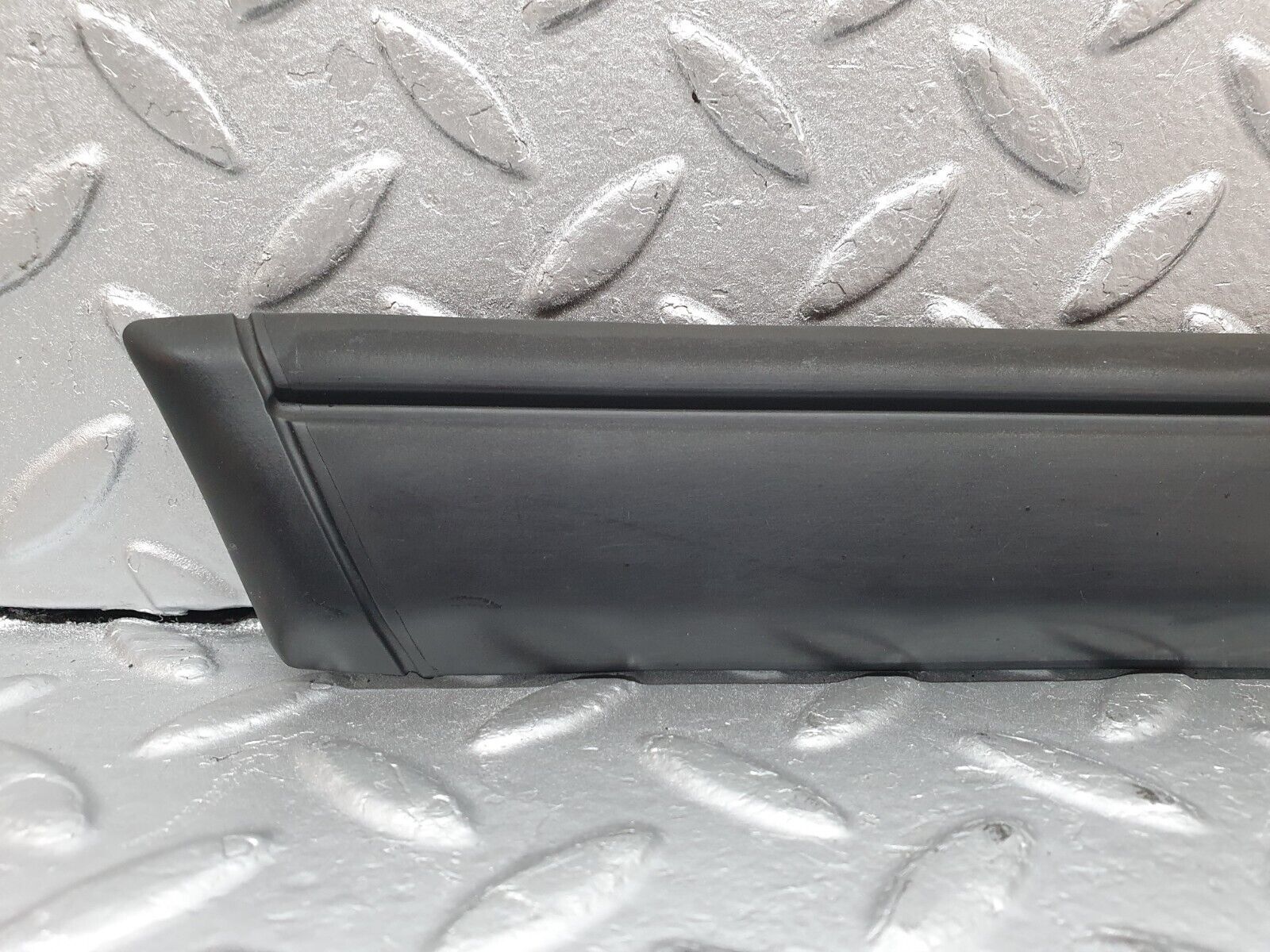 41426 Mercedes-Benz W124 200E Front Left Fender Wing Centre Moulding Trim