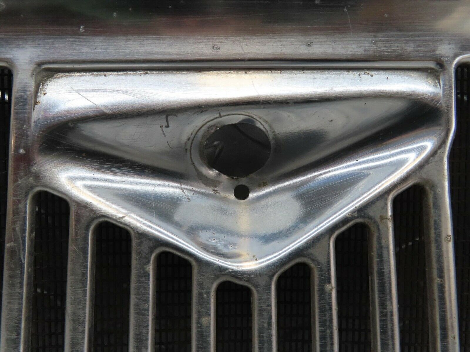 14208 Mercedes-Benz W116 350SE Air Intake Chrome Grill