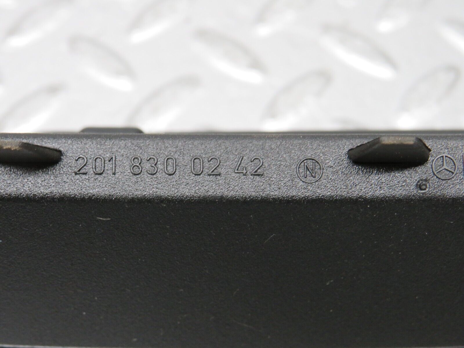 31691 Mercedes-Benz W201 190LE 1.8L Trunk Breather Ventilation Valve 2018300242