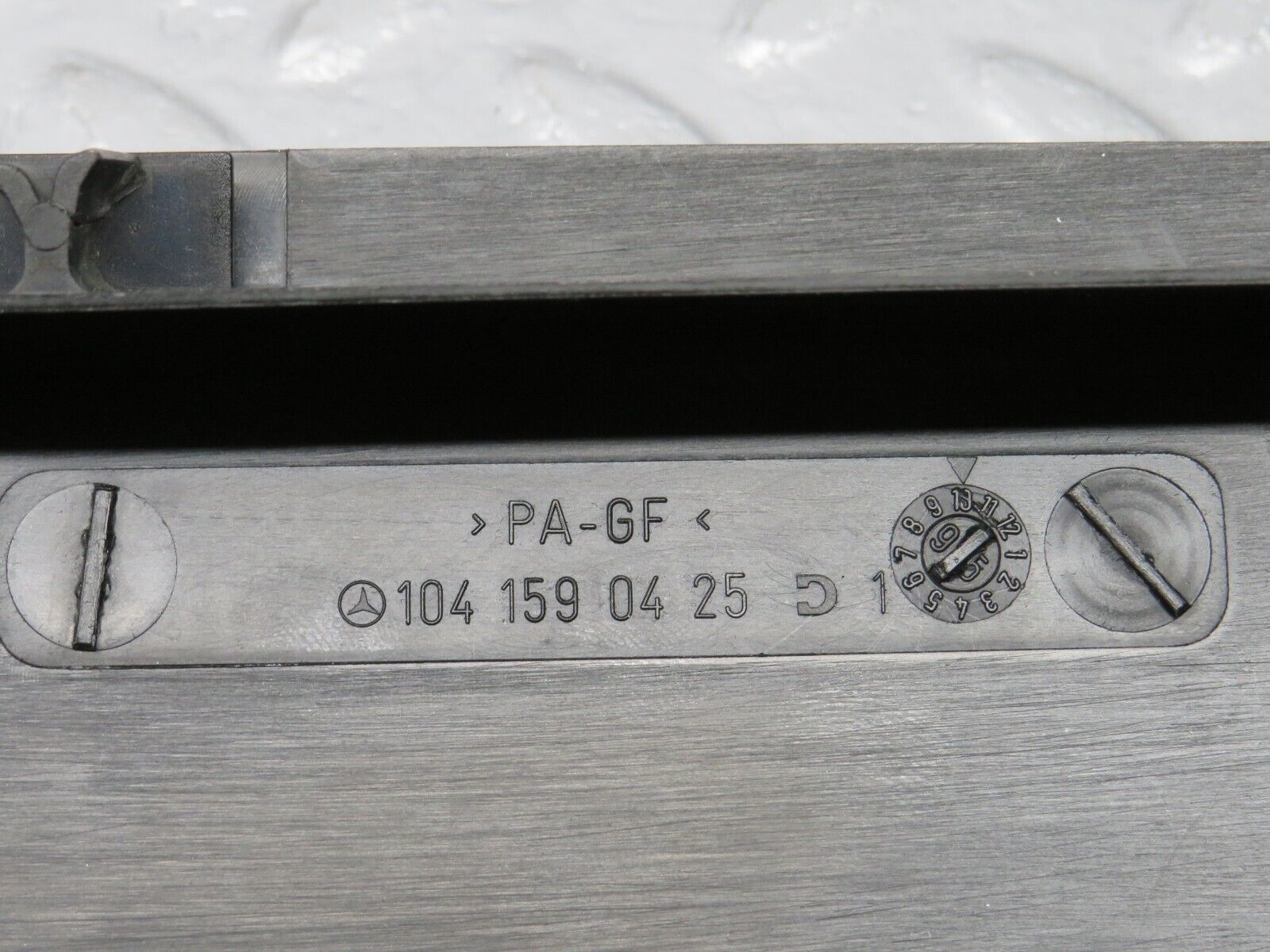 39411 Mercedes-Benz R129 320SL Coupe Ignition Lead Cover 1041590425 2105840047