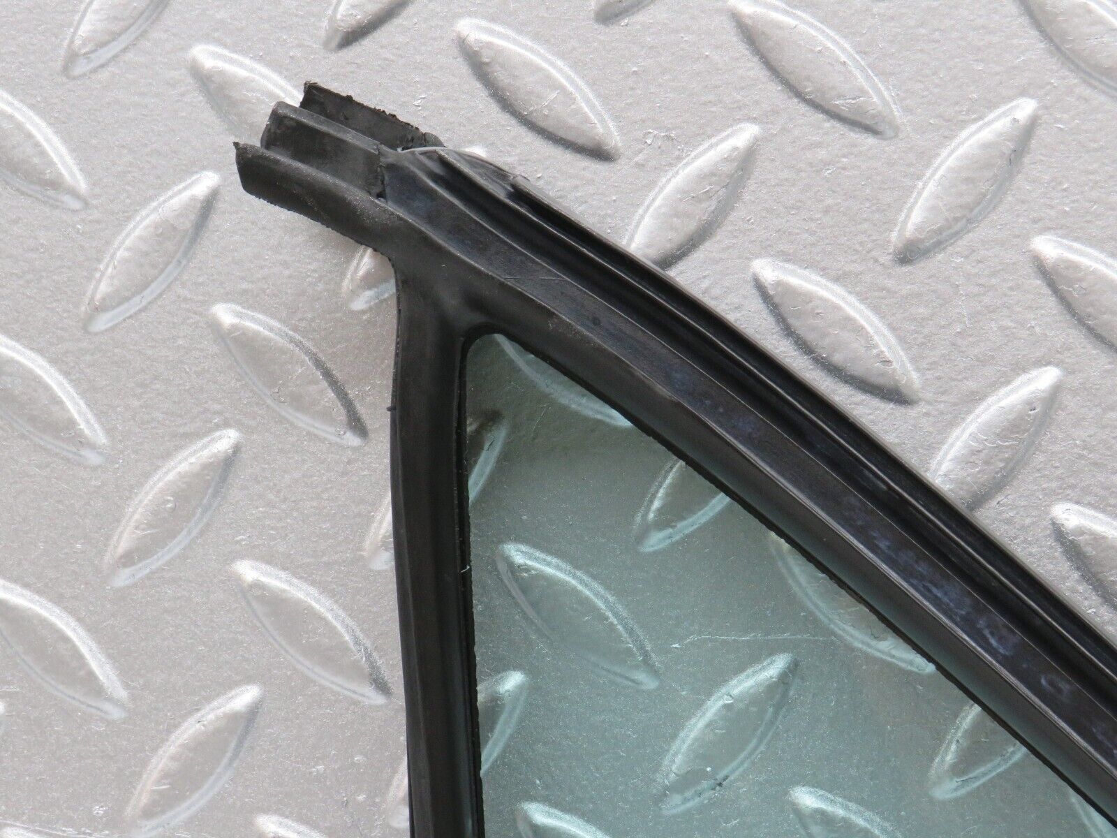 33144 Mercedes-Benz W126 Rear Right Quarter Window Glass 1267350224