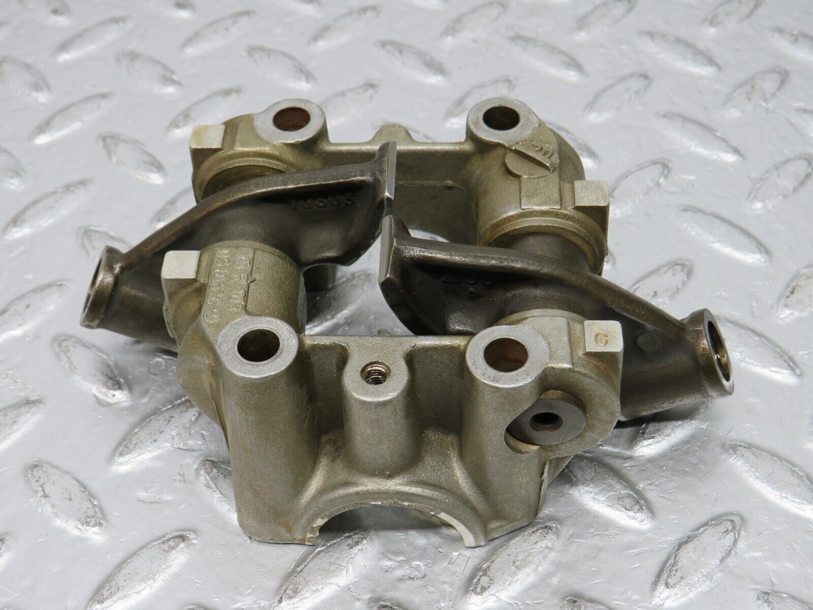 32624 Mercedes-Benz S124 300TE Rocker Arms Camshaft Bearing Block 1030510610