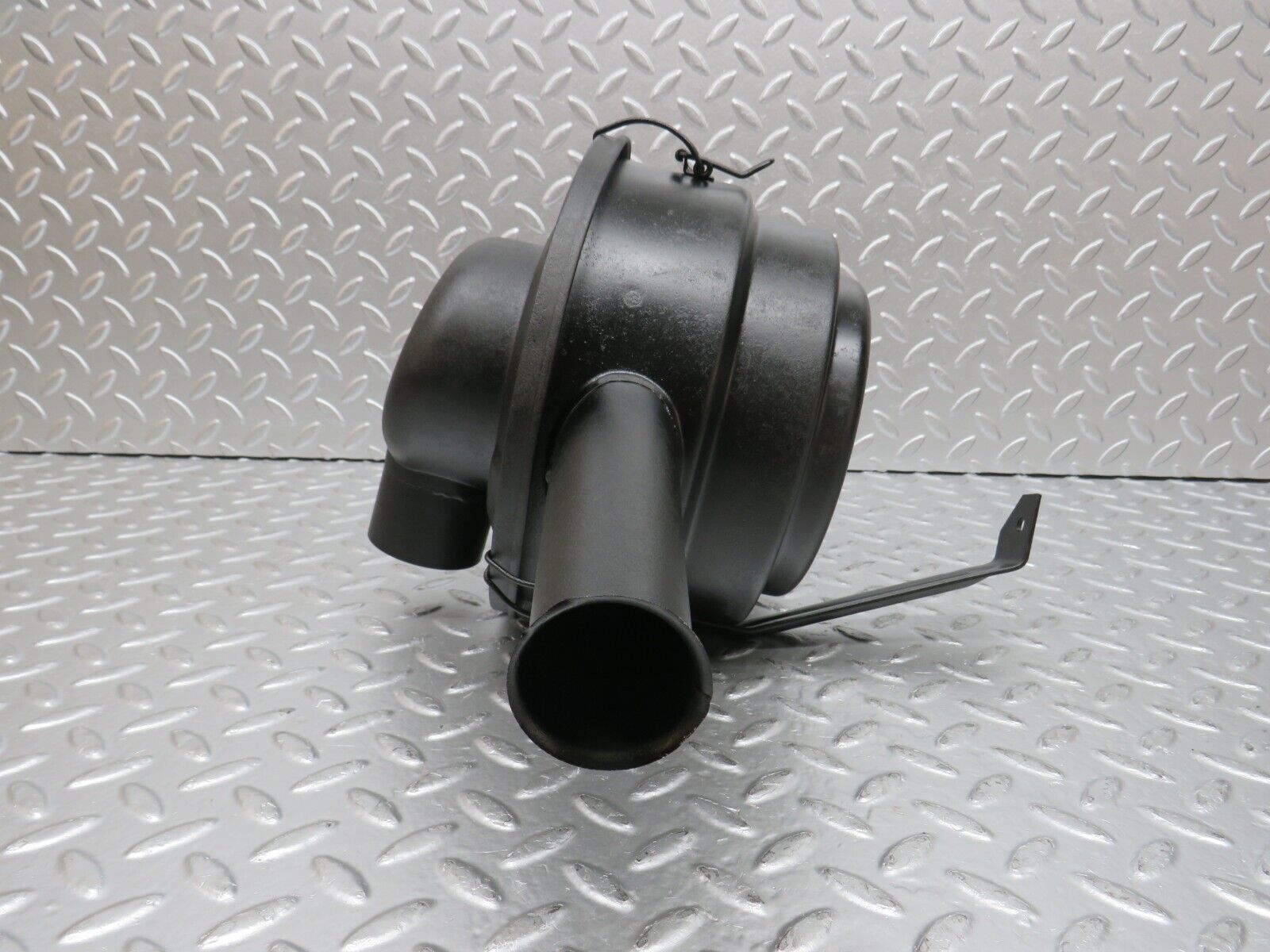 31144 Mercedes-Benz W123 200D Air Filter Box Housing 0100942902