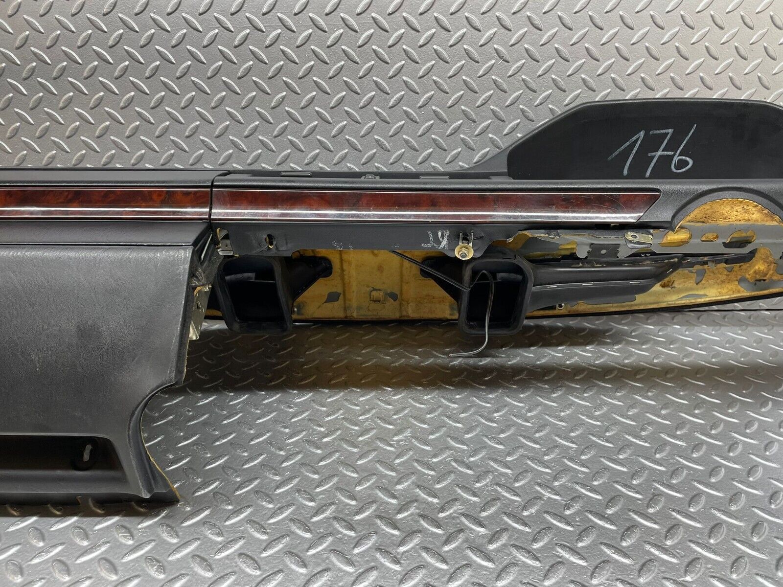 37966 Mercedes-Benz A124 320E Cabriolet Dashboard Black