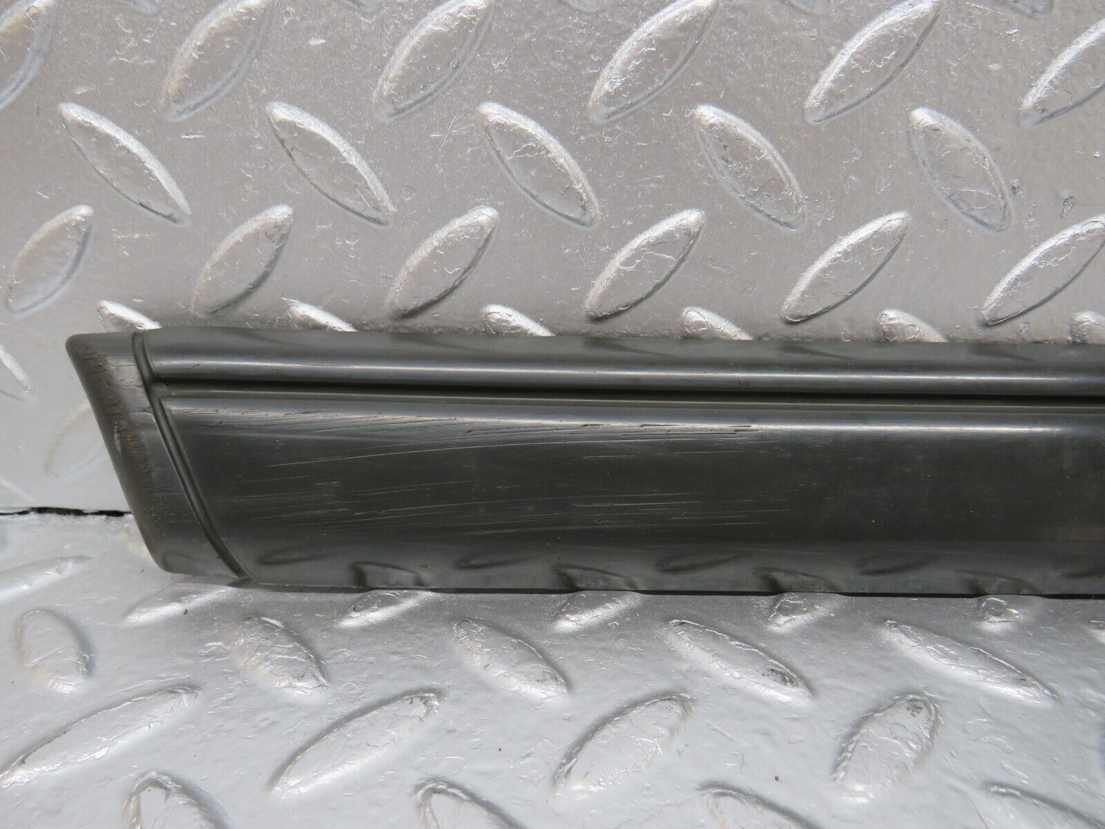 33997 Mercedes-Benz W124 260E Front Left Fender Wing Centre Moulding Trim