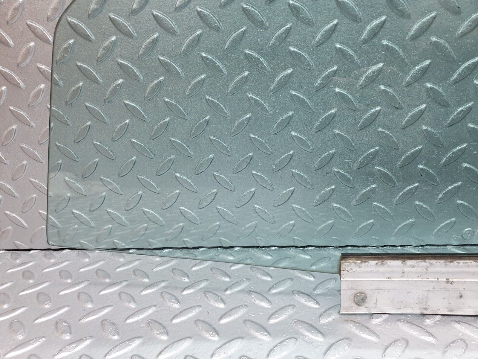 41408 Mercedes-Benz W124 200E Front Left Door Window Glass