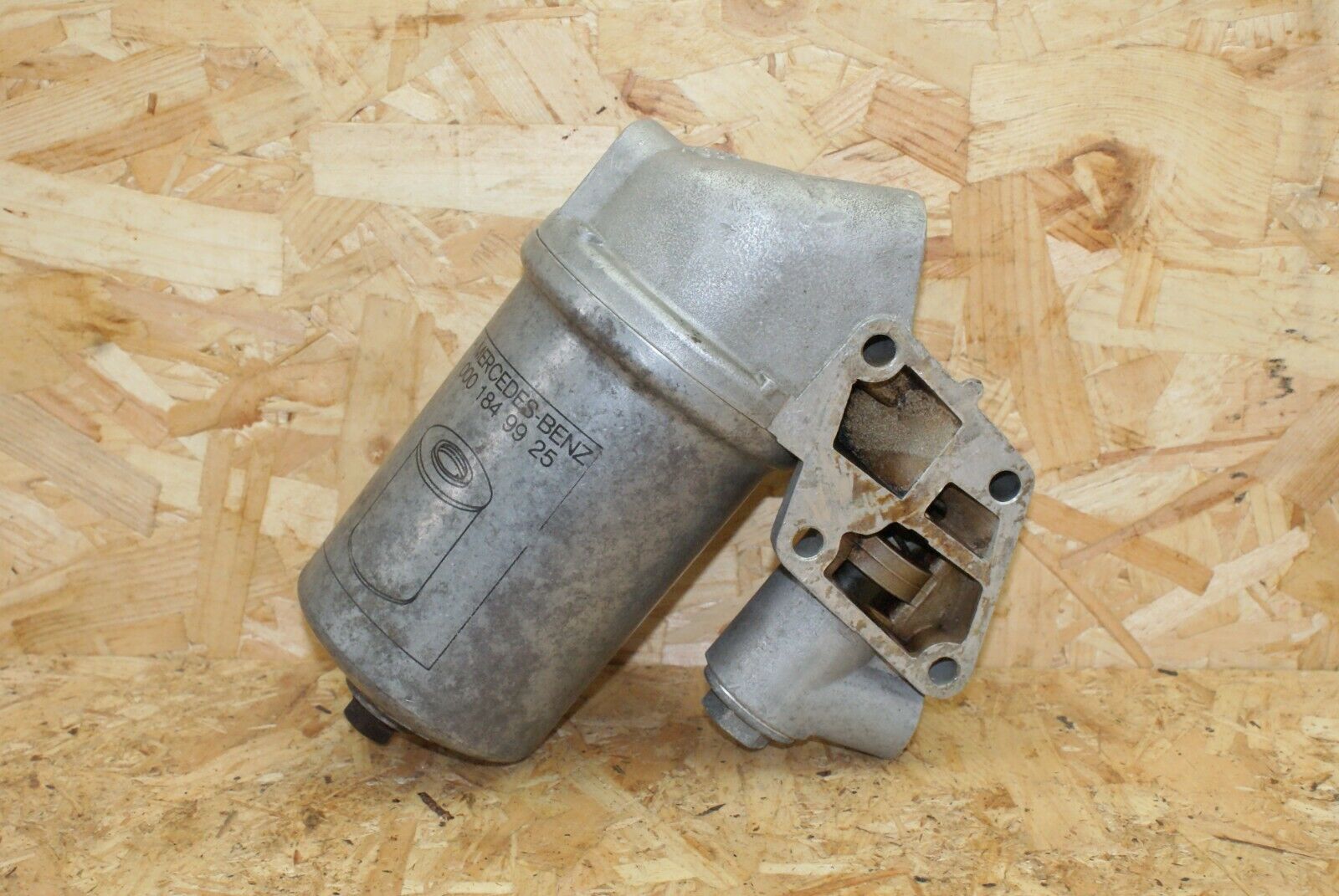 2376 Mercedes-Benz W123 280E Oil Filter House 1101800111