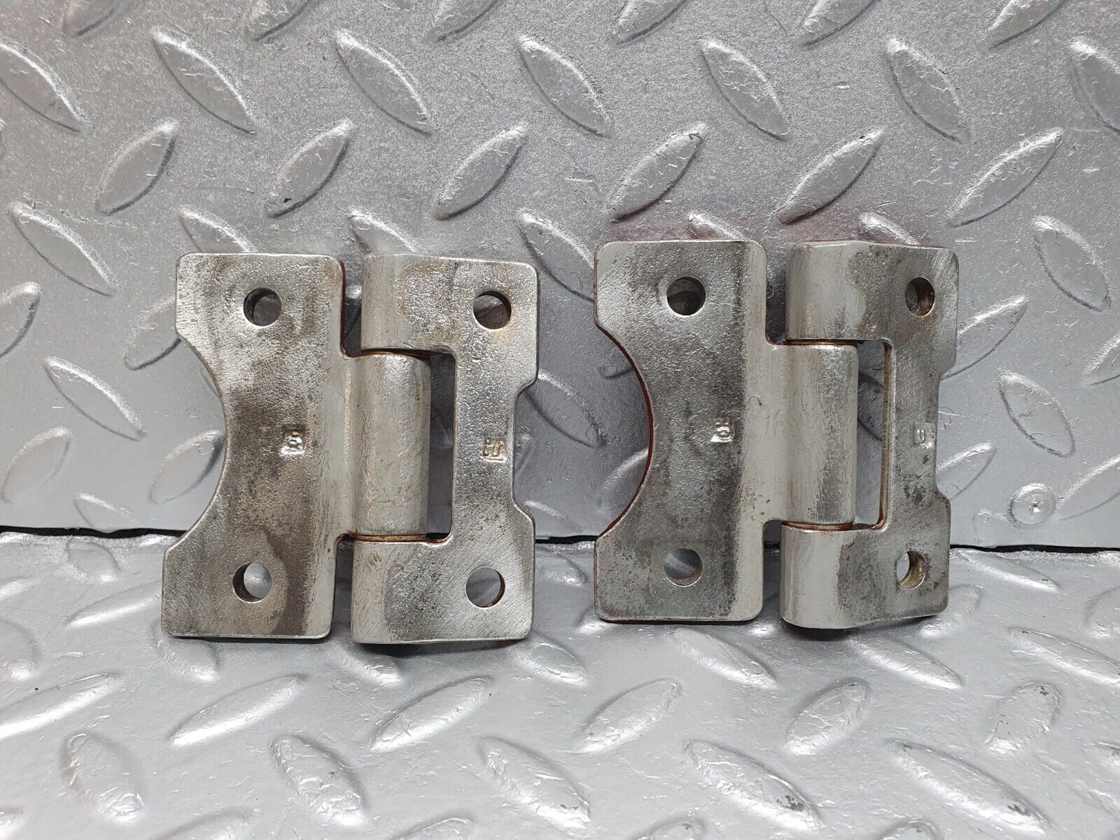 40948 Mercedes-Benz W126 300SE Door Hinge Pair Left 1237200037