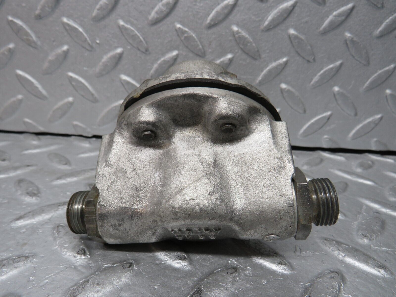 37647 Mercedes-Benz W109 300SEL Oil Pressure Damper 1161870094 1161870096