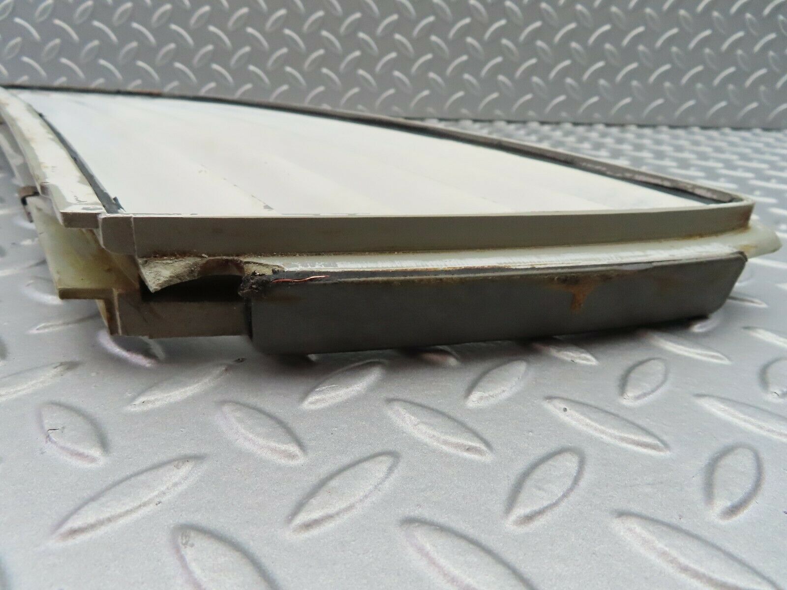 6916 Mercedes-Benz C107 350SLC Coupe Side Window Louvre Rear Left